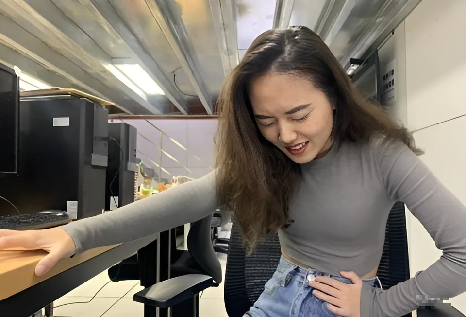 Cô gái 28 tuổi được chuẩn đoán ung thư dạ dày, bác sĩ chỉ đích danh 4  "thủ phạm" để lâu trong tủ lạnh- Ảnh 1.