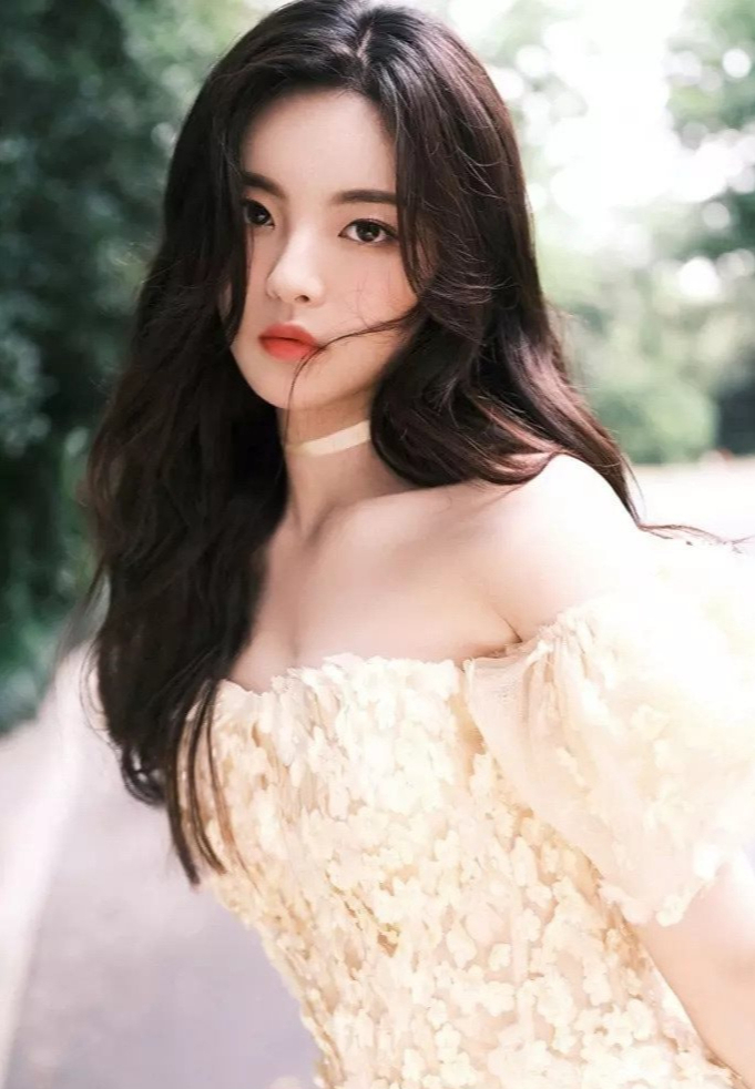 Mỹ nhân vượt mặt Dương Mịch, Lưu Diệc Phi trở thành người đẹp nhất Trung Quốc: Visual không bàn cãi nhưng gu ăn mặc thì sao?- Ảnh 1.