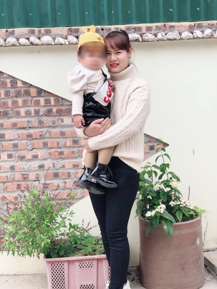 Chị Hường bên con gái nhỏ Nguyễn Ánh Dương .jpg