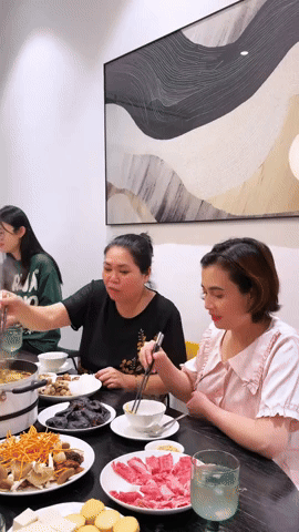 Cảnh sống chung với mẹ chồng lẫn mẹ đẻ của một hot TikToker khiến dân mạng ngỡ ngàng: Con dâu vừa giỏi vừa giàu thì mẹ chồng nào dám chê?!- Ảnh 3.