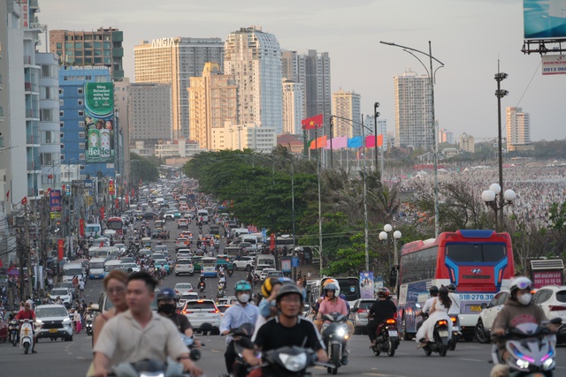1 thành phố biển “đông chưa từng có” trong kỳ nghỉ lễ 30/4-1/5 năm nay: Nhiều nơi kín phòng, bãi xe chật kín- Ảnh 2.