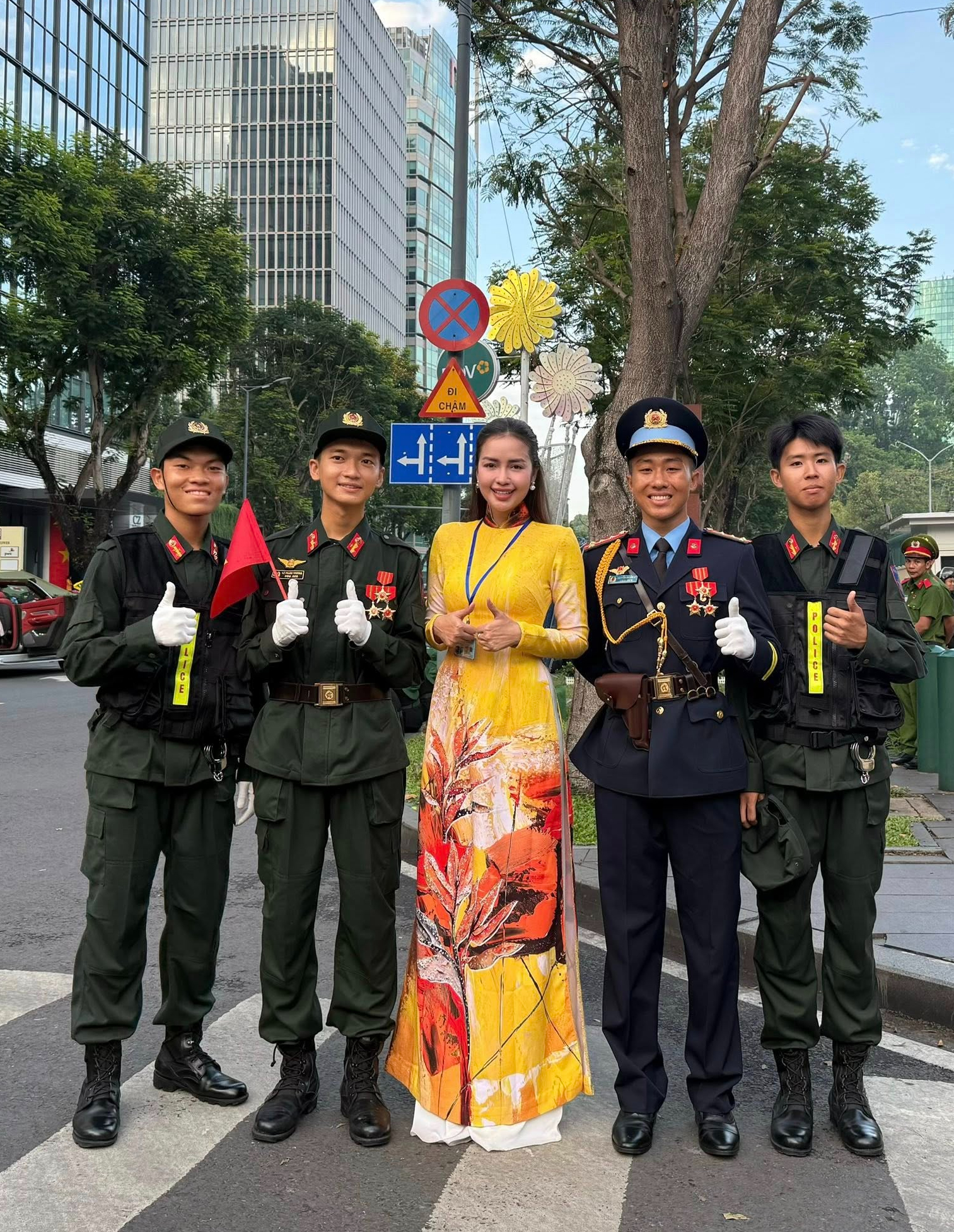 Một người đẹp đi diễu hành trở nên viral khắp MXH, nụ cười trên sóng trực tiếp đánh bại mọi loại thể loại camera- Ảnh 6.