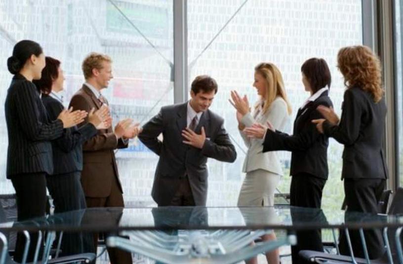 Khi được khen “bạn giỏi quá”, người thường nói “cảm ơn”, người EQ cao trả lời đầy tinh tế khiến người nghe mát lòng- Ảnh 1.