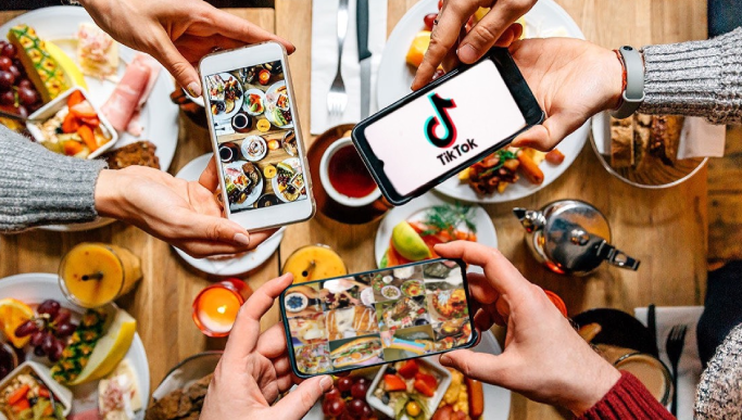 Những người trẻ vỡ mộng l&agrave;m food blogger, reviewer- Ảnh 1.