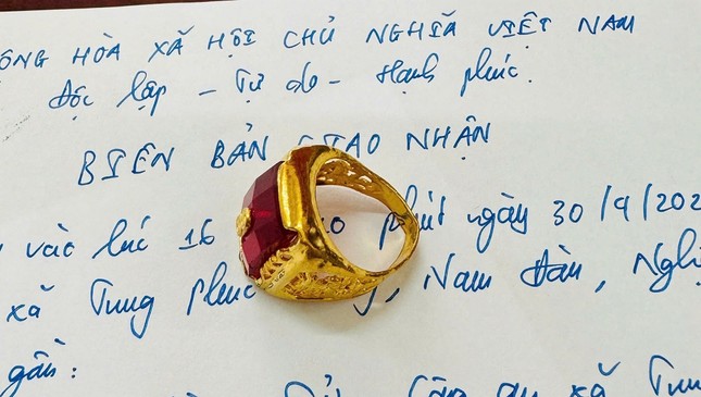 Nhặt được nhẫn vàng gắn đá quý trong túi rác- Ảnh 2.