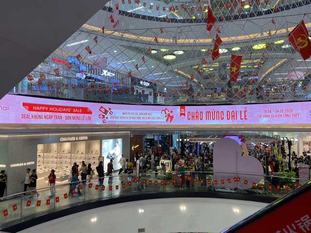 Cảnh tượng khác hoàn toàn tại Vạn Hạnh Mall mấy ngày nay: Dòng người xếp hàng dài, liên tục khen ngợi 1 điều- Ảnh 6.