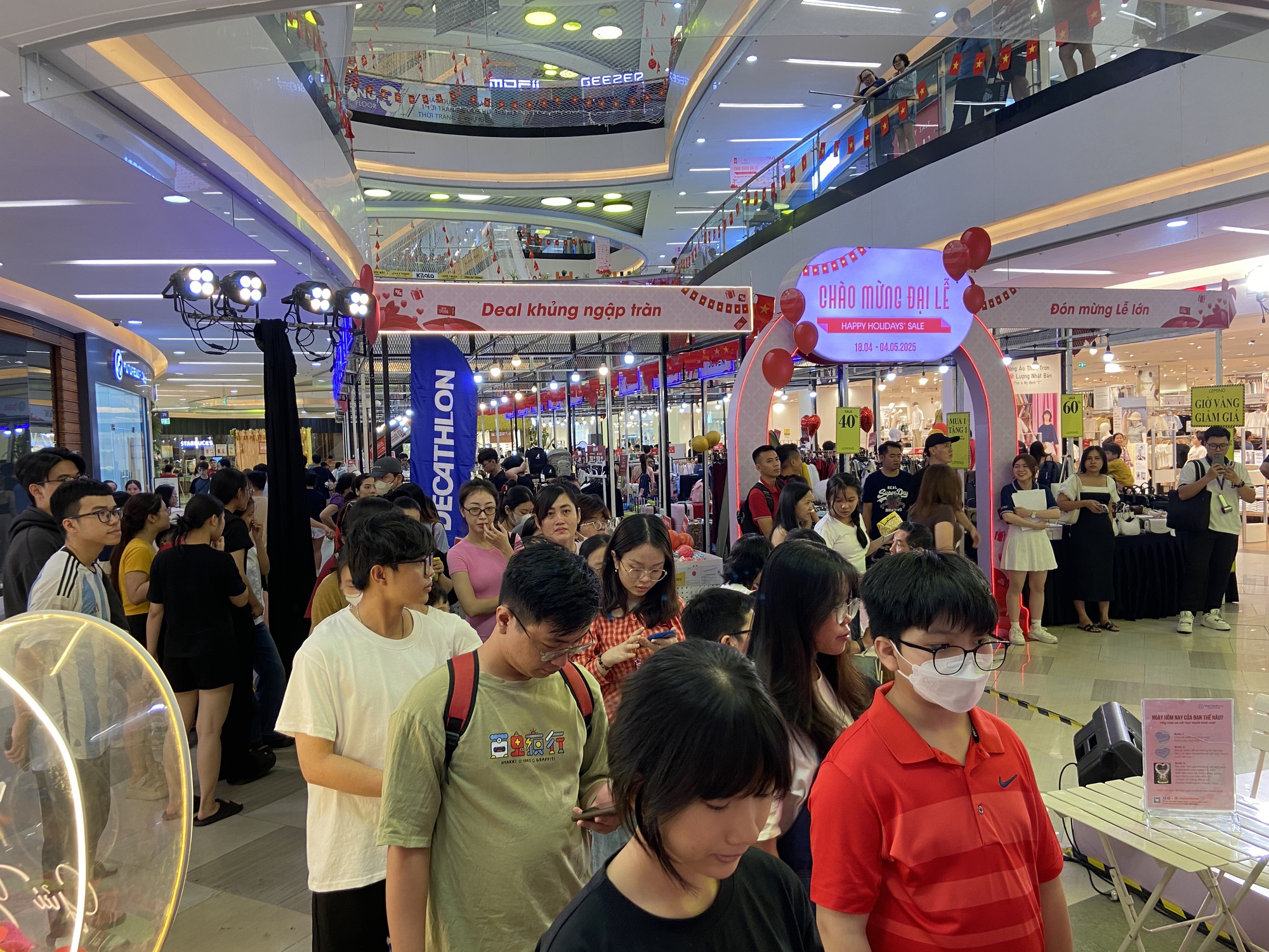 Đưa cả gia đình vào Vạnh Hạnh Mall chơi lễ, chi tiêu mua sắm: Nhận được 1 hành động đặc biệt từ bác bảo vệ- Ảnh 2.