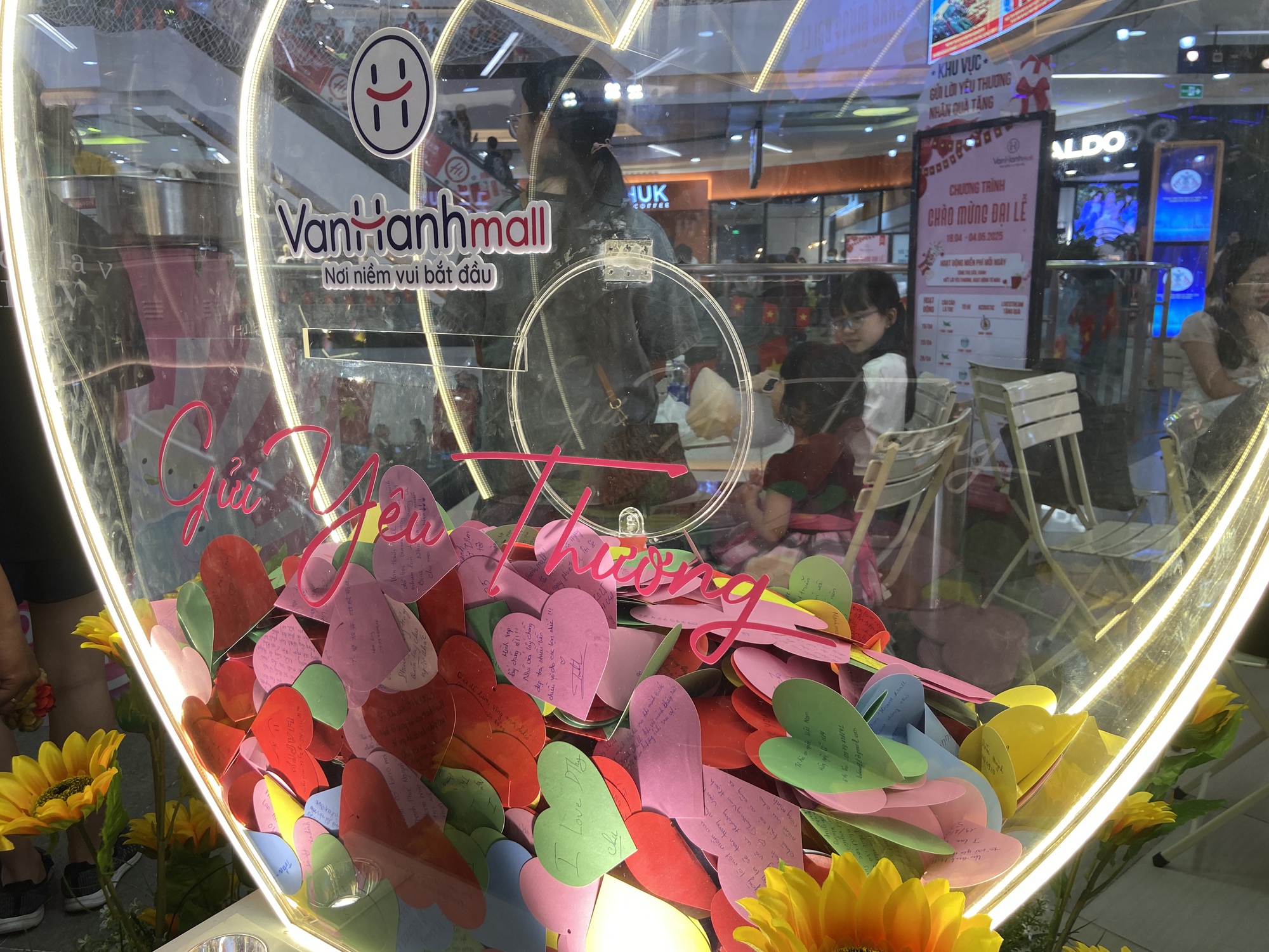 Đưa cả gia đình vào Vạnh Hạnh Mall chơi lễ, chi tiêu mua sắm: Nhận được 1 hành động đặc biệt từ bác bảo vệ- Ảnh 7.