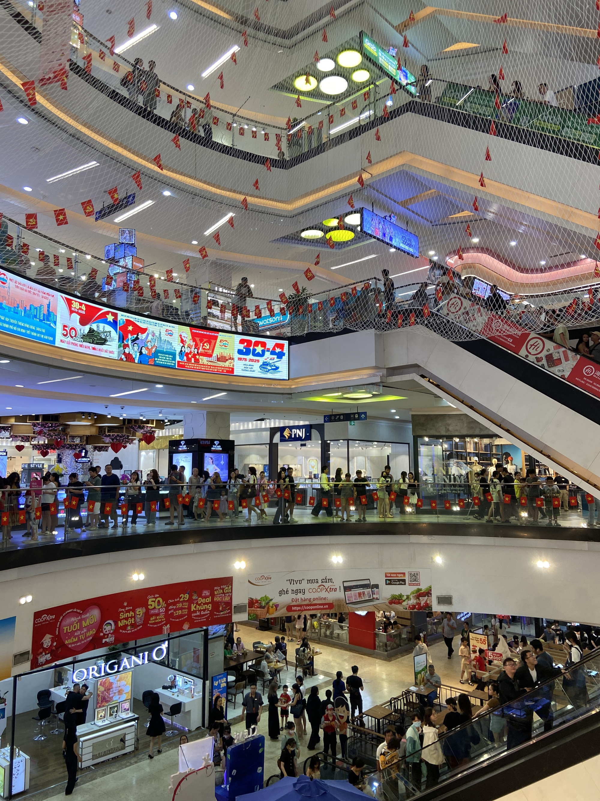 Đưa cả gia đình vào Vạnh Hạnh Mall chơi lễ, chi tiêu mua sắm: Nhận được 1 hành động đặc biệt từ bác bảo vệ- Ảnh 9.