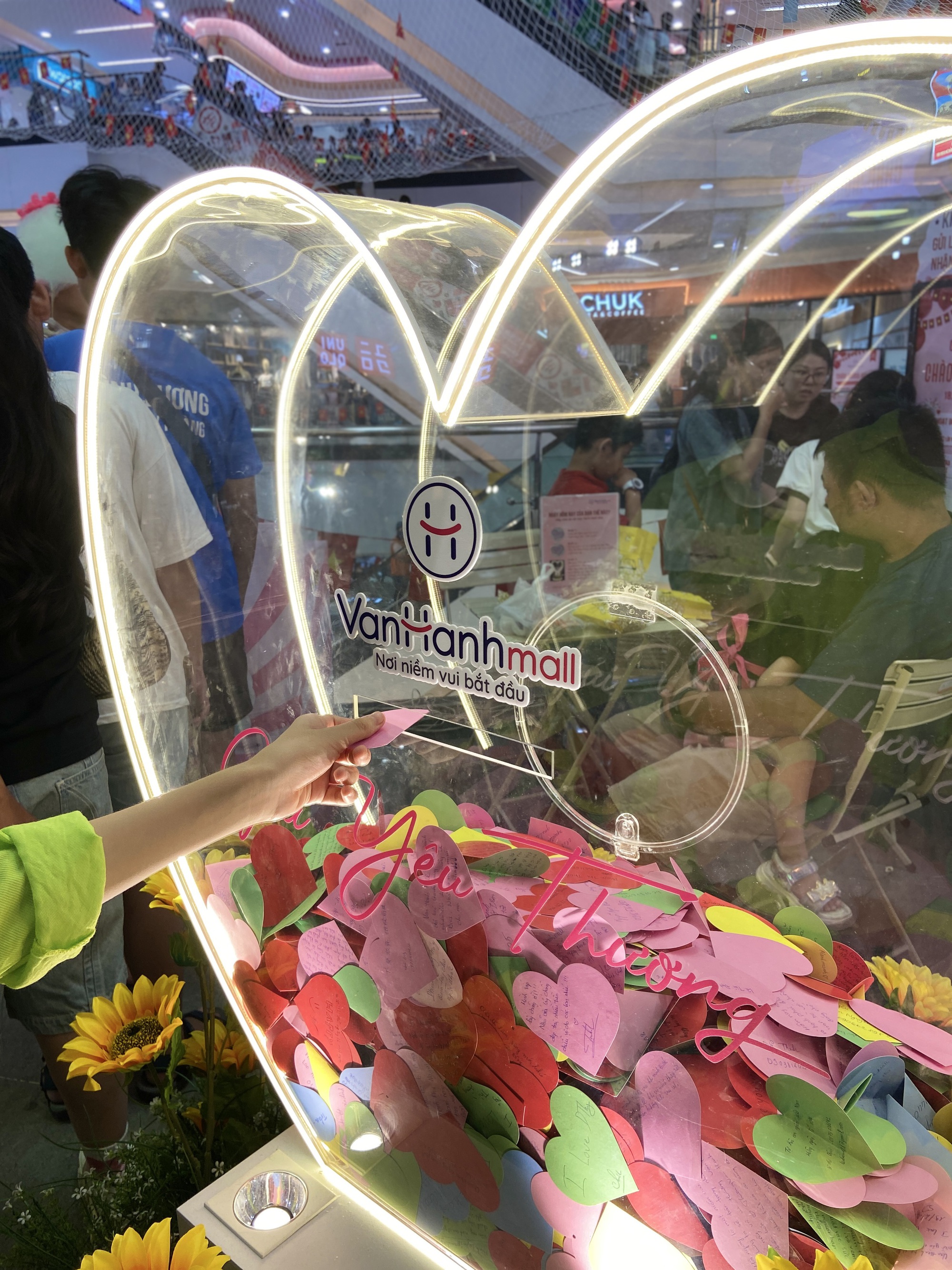 Đưa cả gia đình vào Vạnh Hạnh Mall chơi lễ, chi tiêu mua sắm: Nhận được 1 hành động đặc biệt từ bác bảo vệ- Ảnh 8.