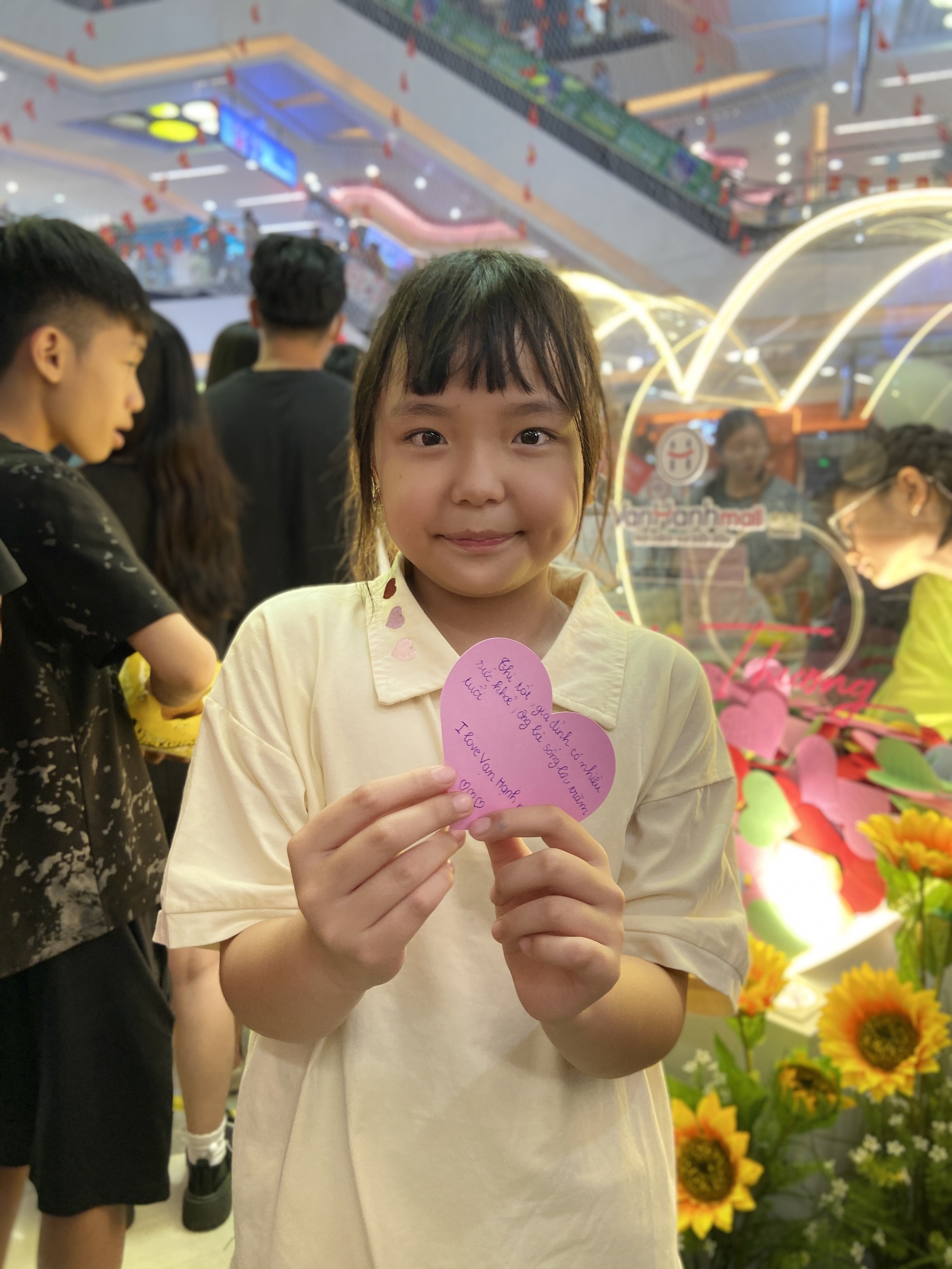 Đưa cả gia đình vào Vạnh Hạnh Mall chơi lễ, chi tiêu mua sắm: Nhận được 1 hành động đặc biệt từ bác bảo vệ- Ảnh 6.