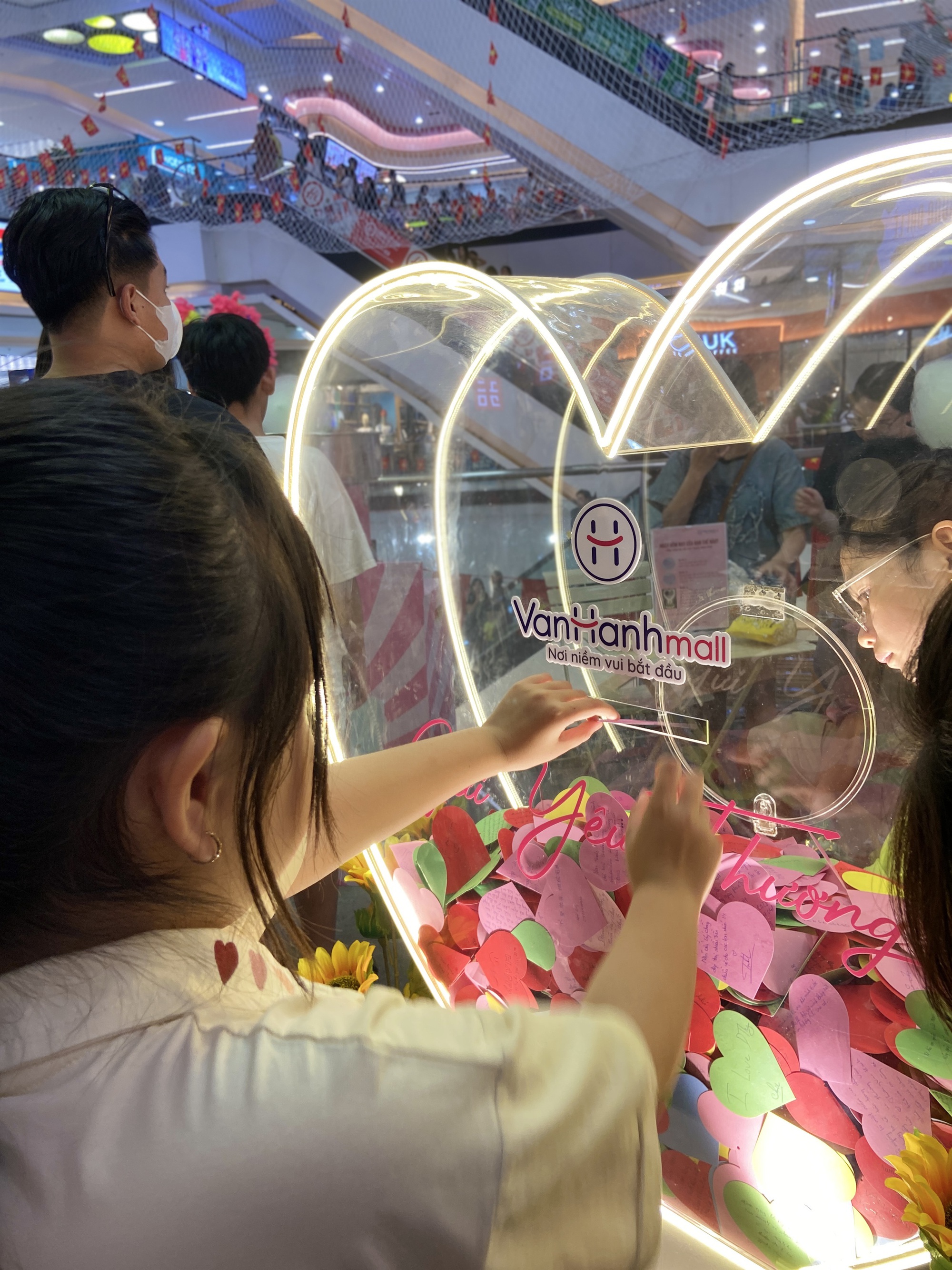 Đưa cả gia đình vào Vạnh Hạnh Mall chơi lễ, chi tiêu mua sắm: Nhận được 1 hành động đặc biệt từ bác bảo vệ- Ảnh 5.