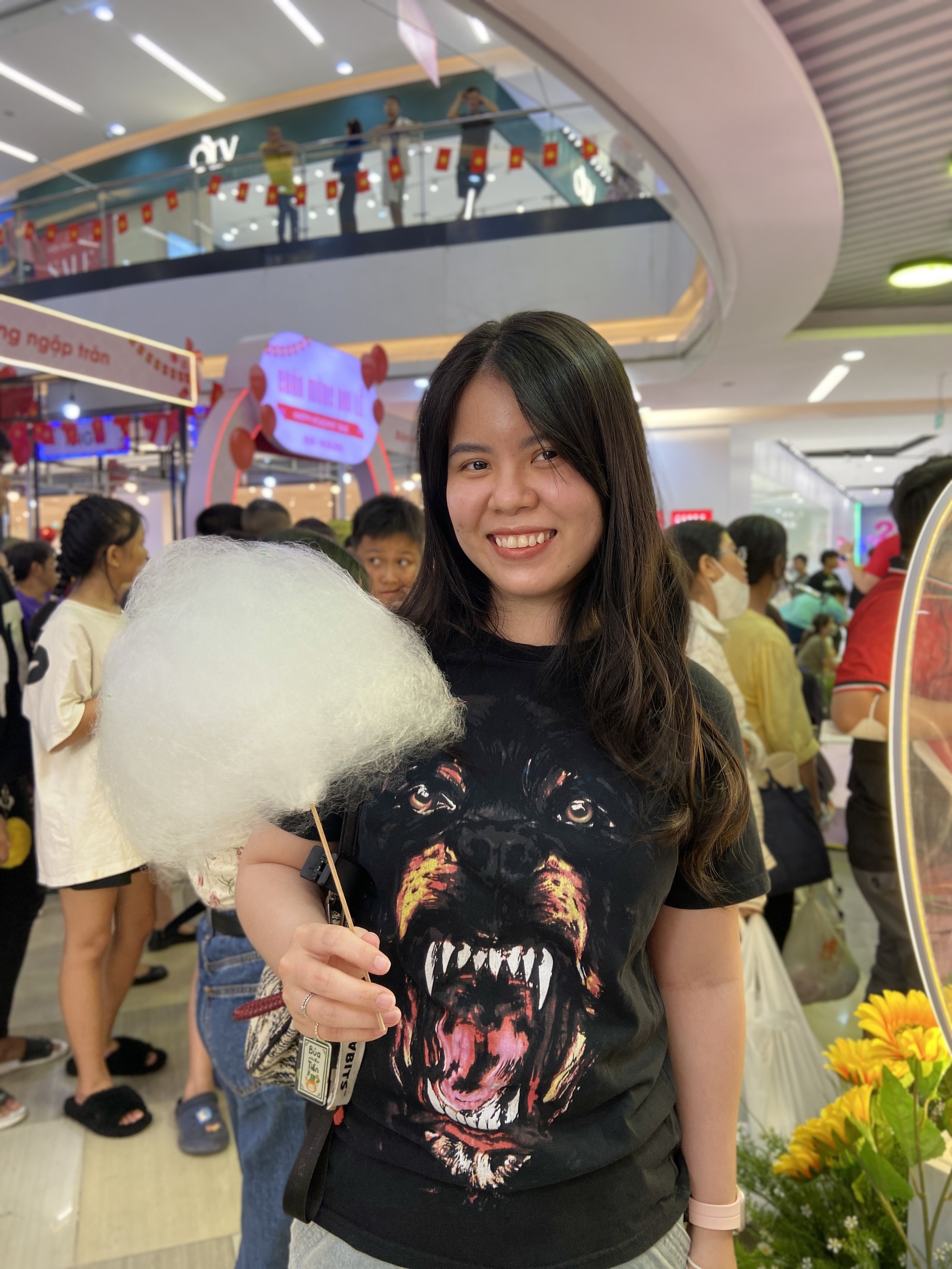 Đưa cả gia đình vào Vạnh Hạnh Mall chơi lễ, chi tiêu mua sắm: Nhận được 1 hành động đặc biệt từ bác bảo vệ- Ảnh 3.