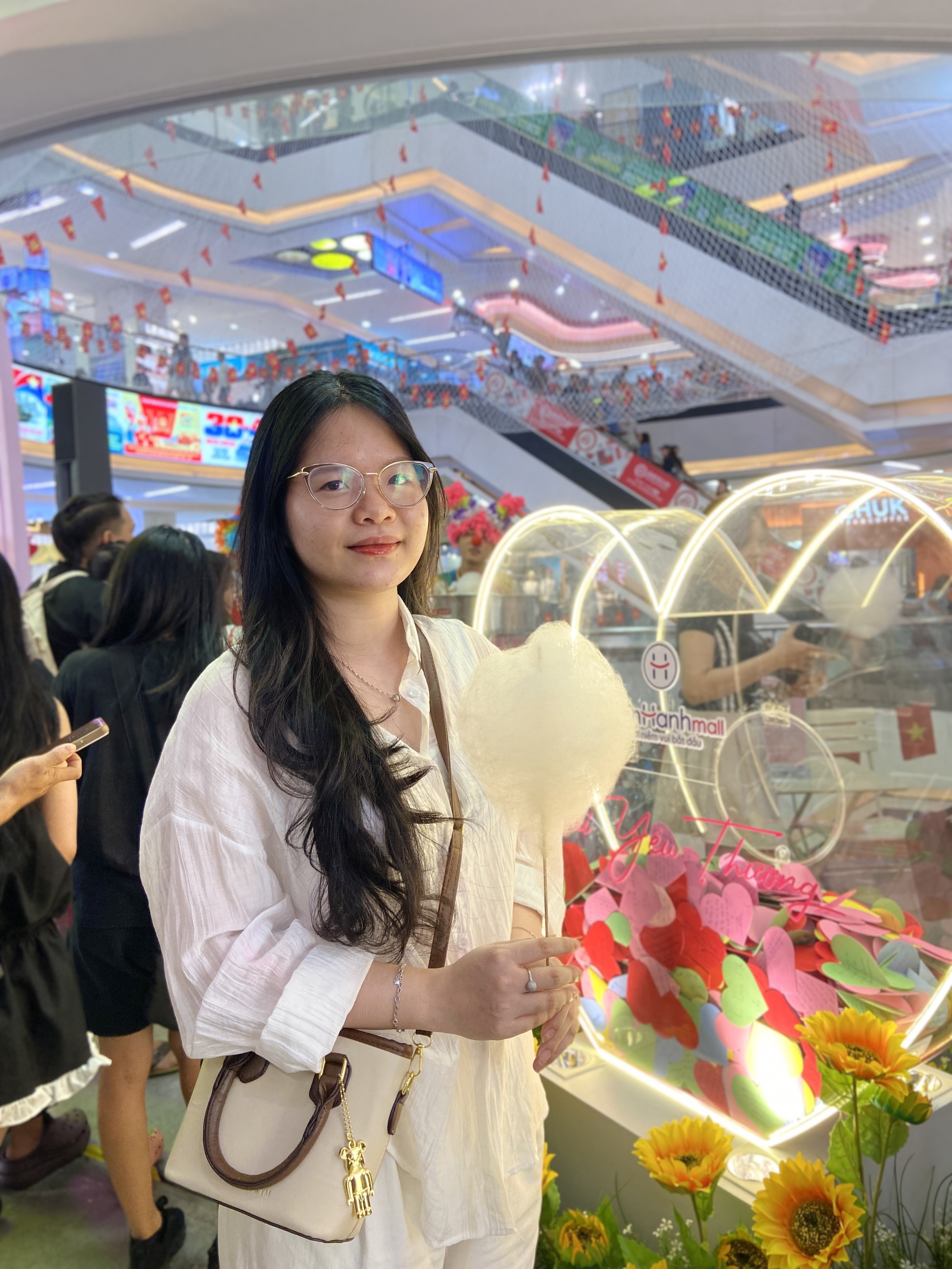 Đưa cả gia đình vào Vạnh Hạnh Mall chơi lễ, chi tiêu mua sắm: Nhận được 1 hành động đặc biệt từ bác bảo vệ- Ảnh 4.