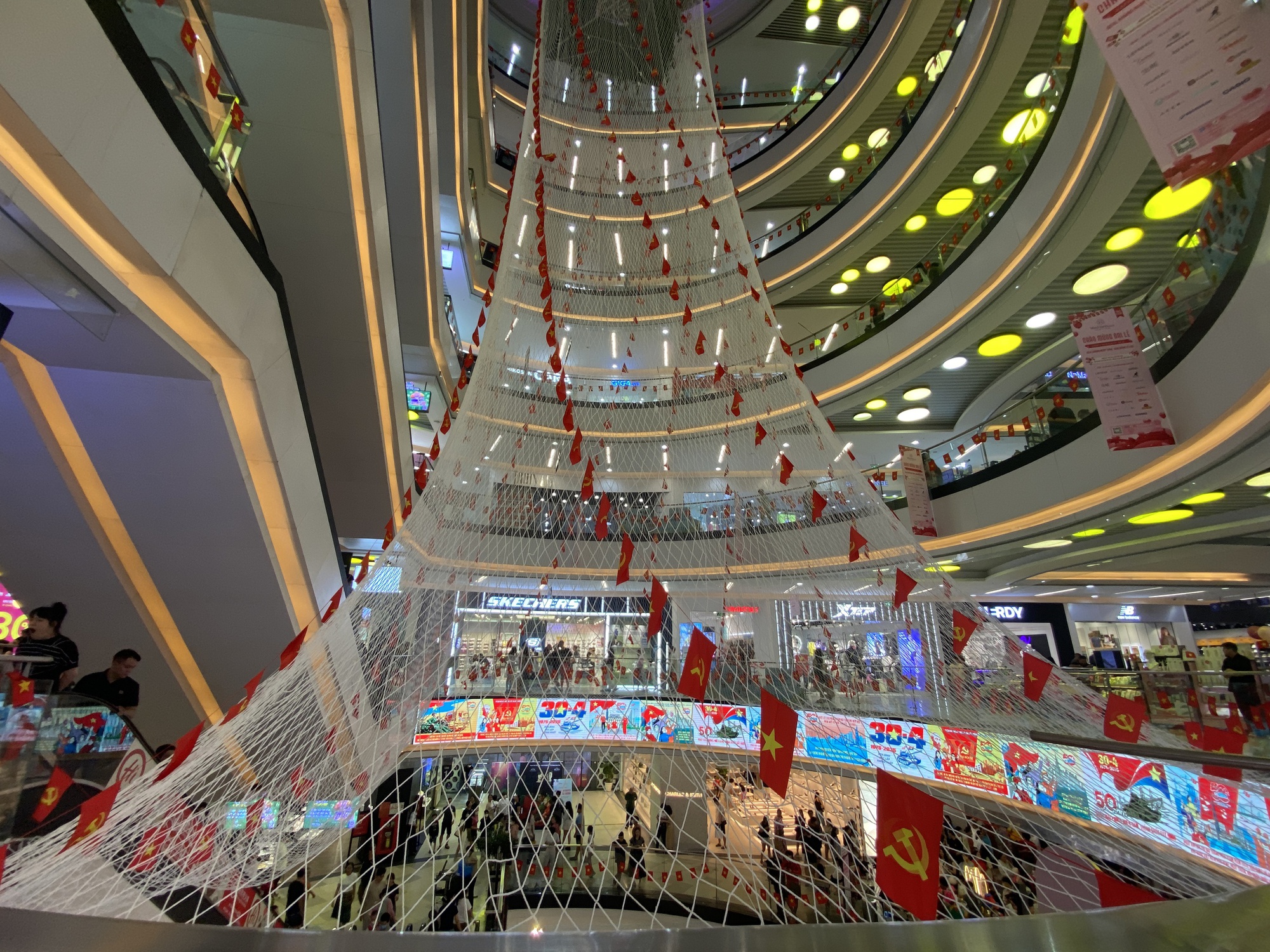 Đưa cả gia đình vào Vạnh Hạnh Mall chơi lễ, chi tiêu mua sắm: Nhận được 1 hành động đặc biệt từ bác bảo vệ- Ảnh 11.
