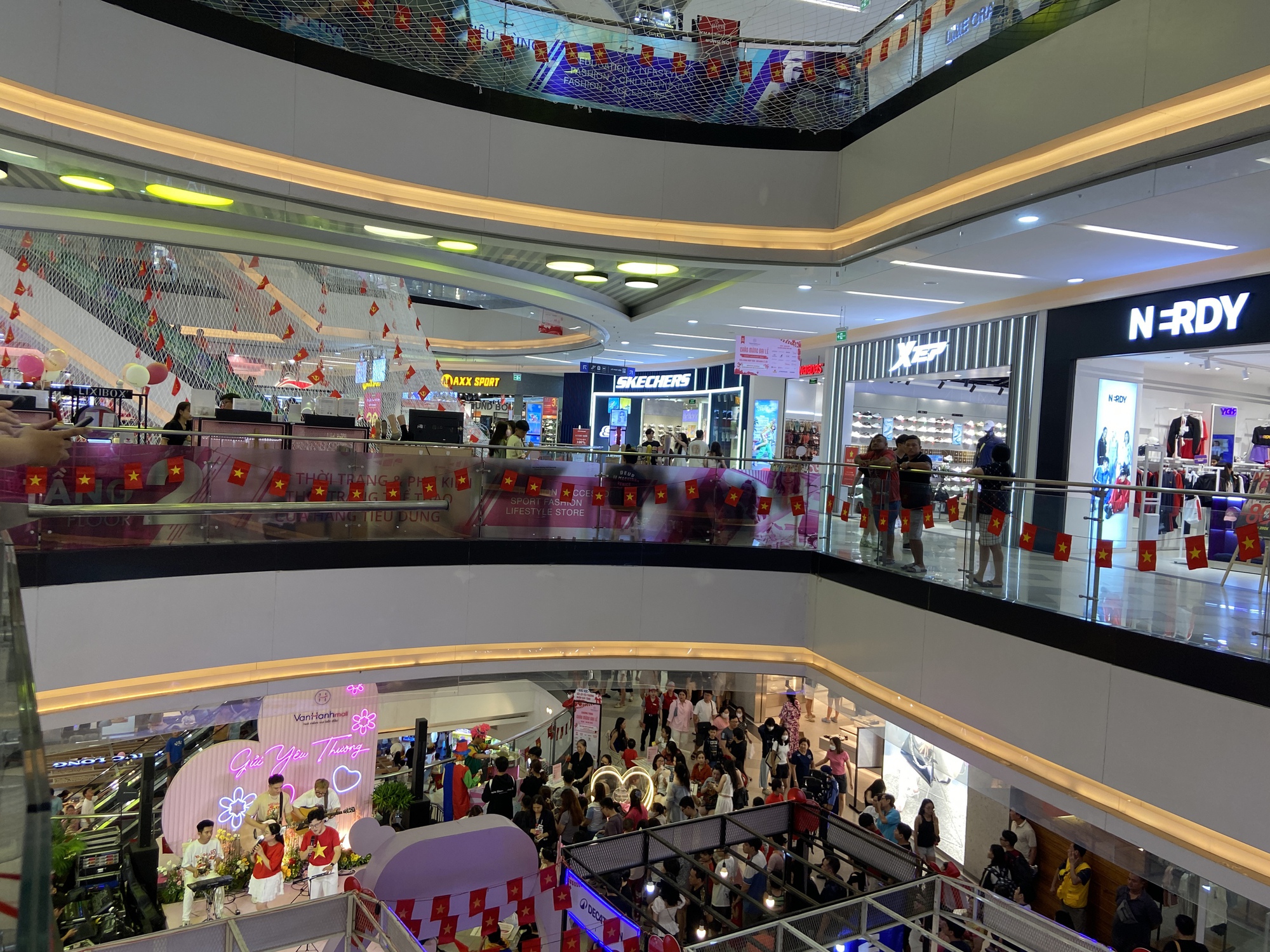 Đưa cả gia đình vào Vạnh Hạnh Mall chơi lễ, chi tiêu mua sắm: Nhận được 1 hành động đặc biệt từ bác bảo vệ- Ảnh 10.