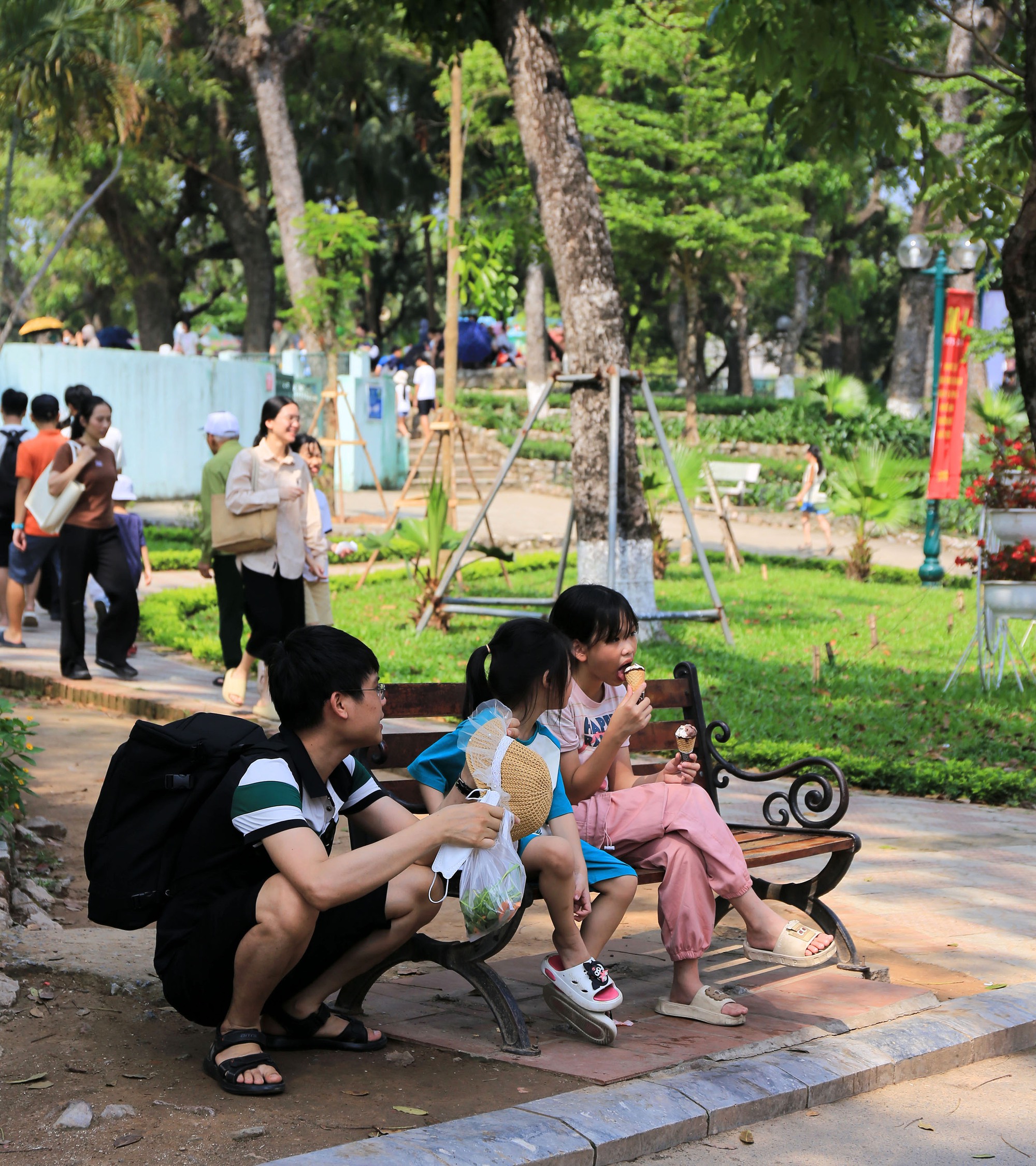 Vườn thú Hà Nội đông nghịt người đến tham quan trong ngày thứ 3 của kỳ nghỉ lễ 30/4 - 1/5- Ảnh 22.