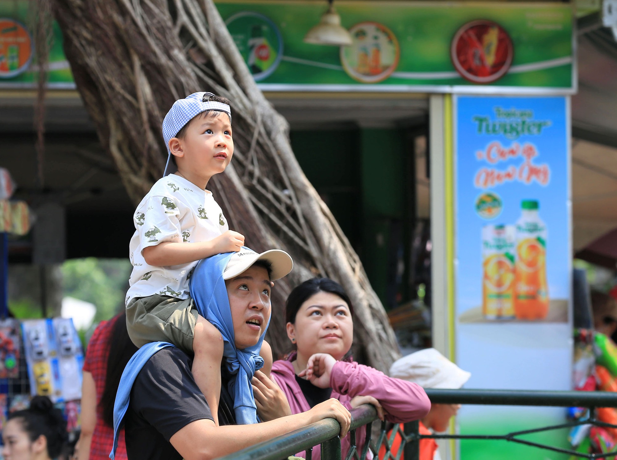 Vườn thú Hà Nội đông nghịt người đến tham quan trong ngày thứ 3 của kỳ nghỉ lễ 30/4 - 1/5- Ảnh 7.