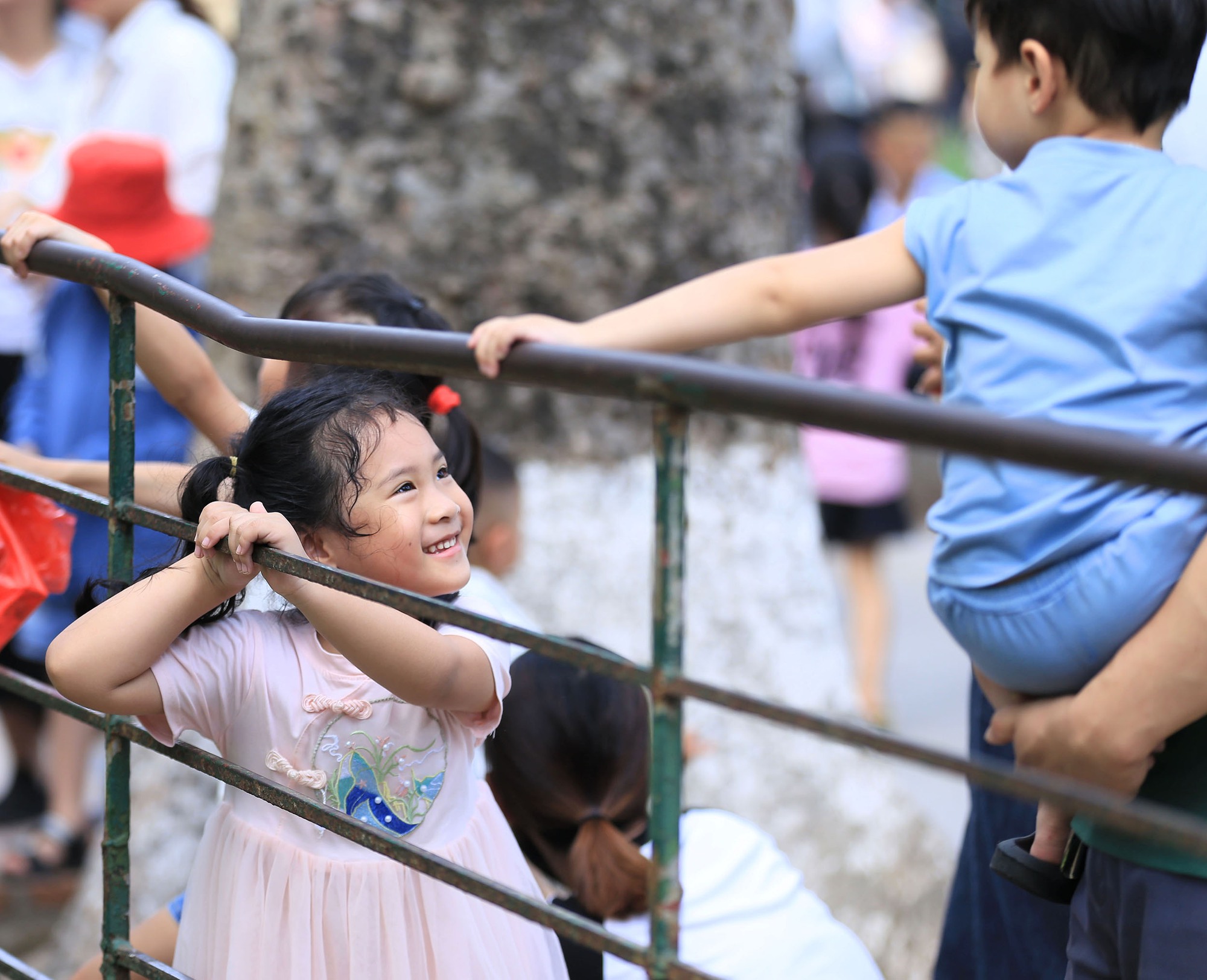 Vườn thú Hà Nội đông nghịt người đến tham quan trong ngày thứ 3 của kỳ nghỉ lễ 30/4 - 1/5- Ảnh 16.