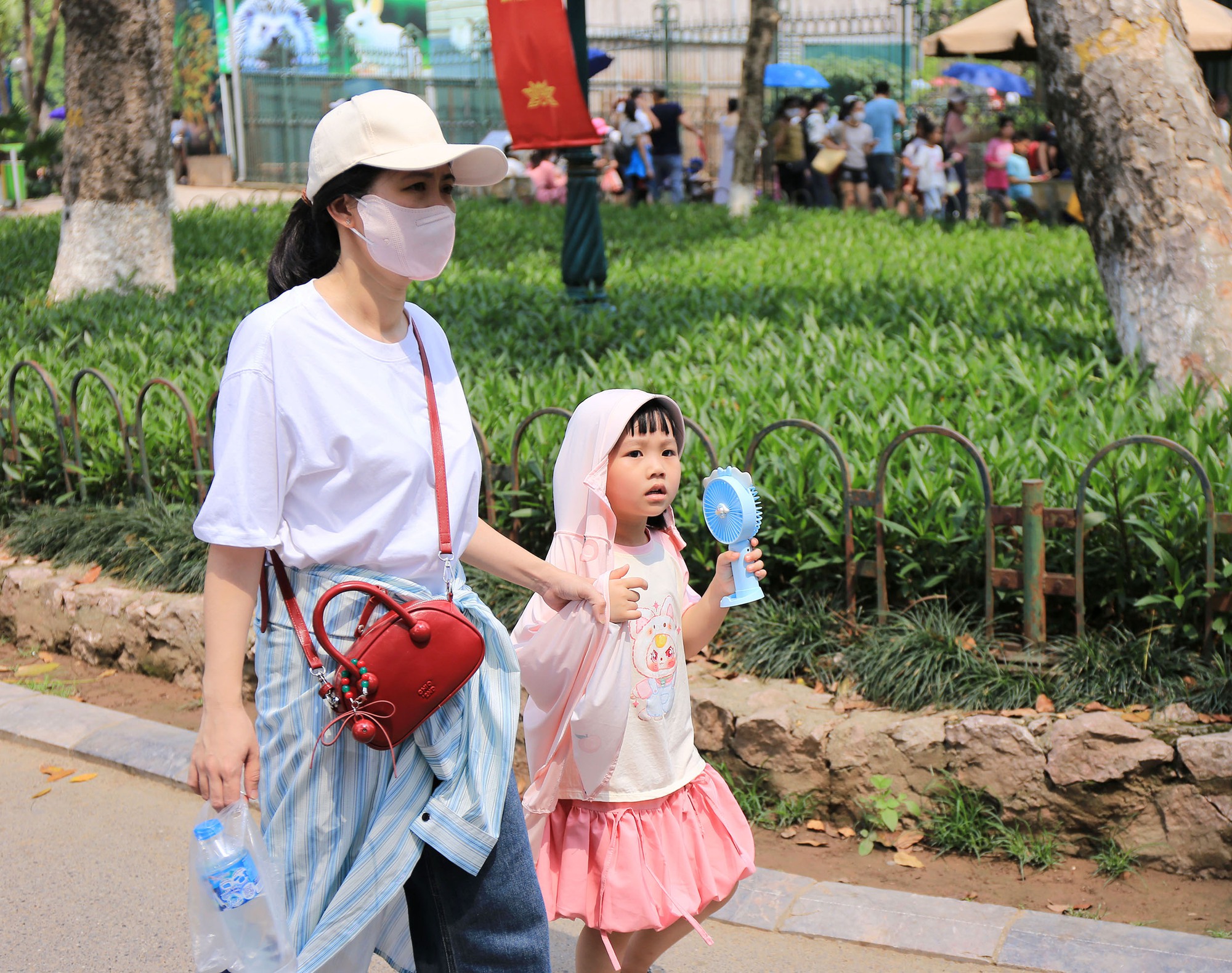 Vườn thú Hà Nội đông nghịt người đến tham quan trong ngày thứ 3 của kỳ nghỉ lễ 30/4 - 1/5- Ảnh 15.