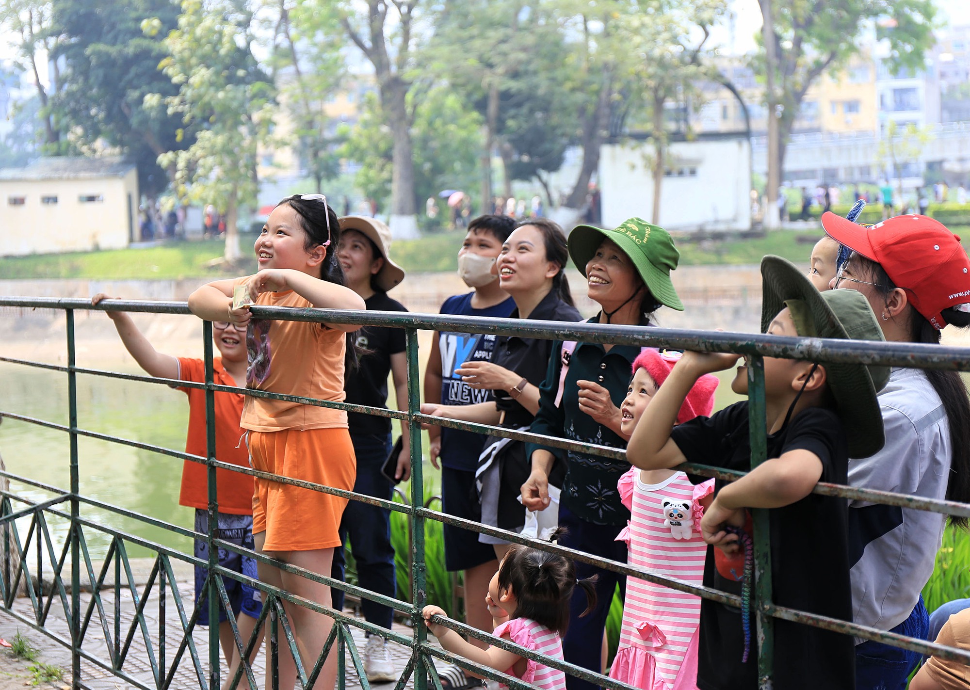 Vườn thú Hà Nội đông nghịt người đến tham quan trong ngày thứ 3 của kỳ nghỉ lễ 30/4 - 1/5- Ảnh 5.