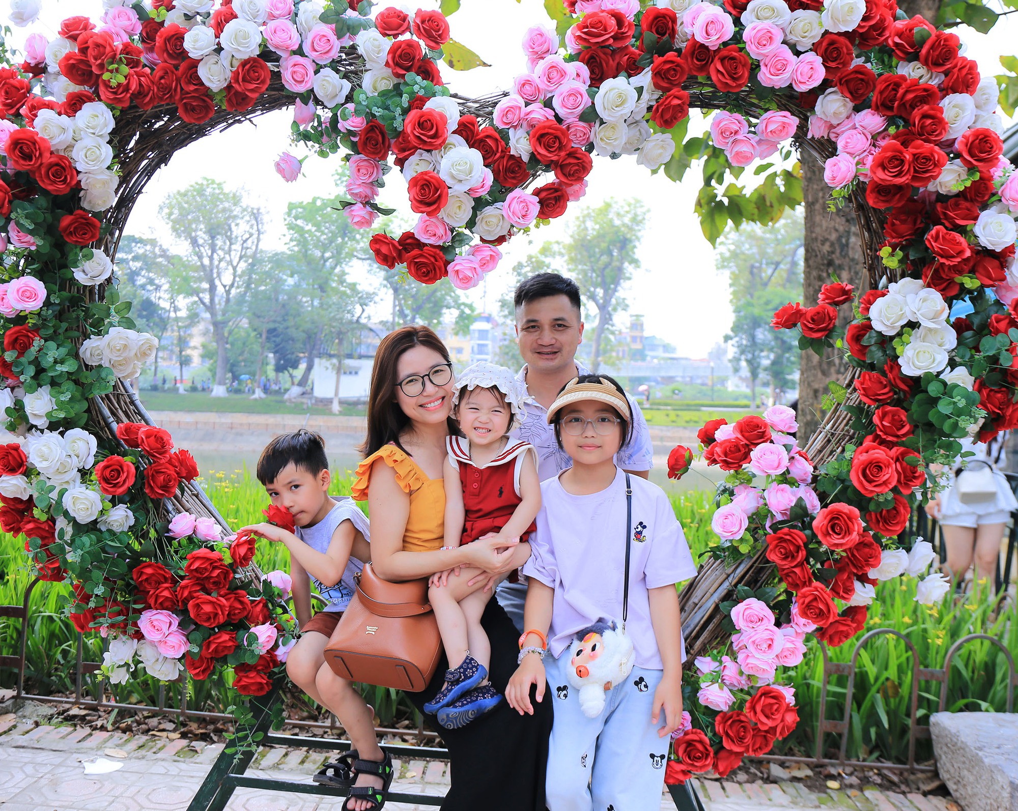 Vườn thú Hà Nội đông nghịt người đến tham quan trong ngày thứ 3 của kỳ nghỉ lễ 30/4 - 1/5- Ảnh 10.