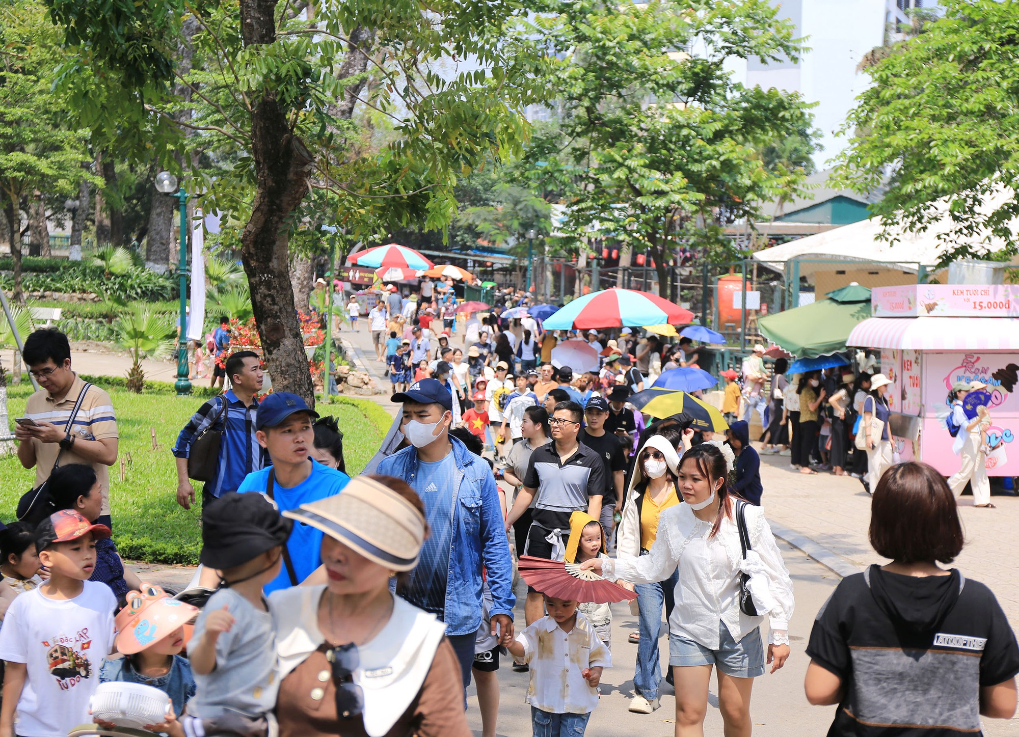 Vườn thú Hà Nội đông nghịt người đến tham quan trong ngày thứ 3 của kỳ nghỉ lễ 30/4 - 1/5- Ảnh 1.
