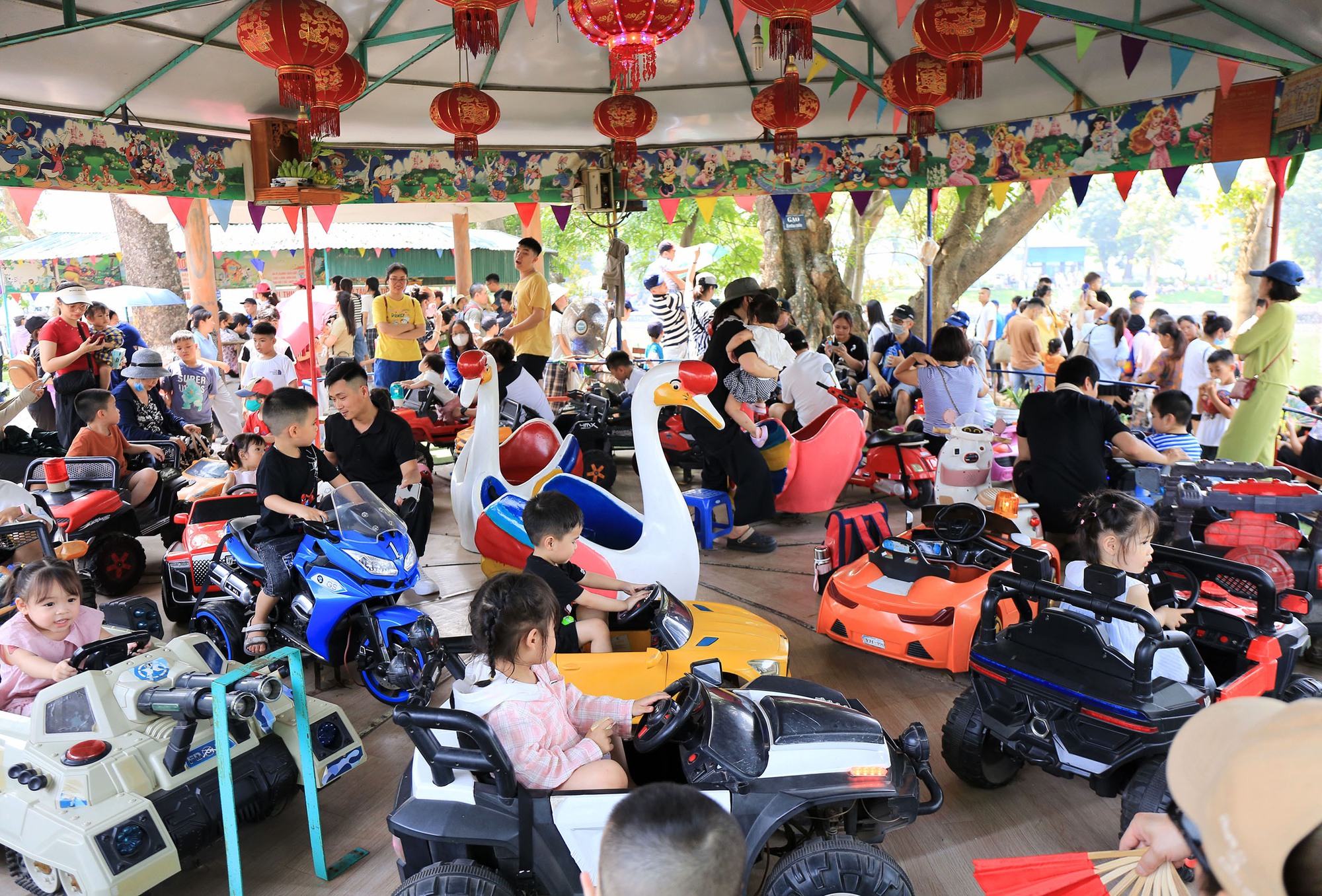 Vườn thú Hà Nội đông nghịt người đến tham quan trong ngày thứ 3 của kỳ nghỉ lễ 30/4 - 1/5- Ảnh 17.