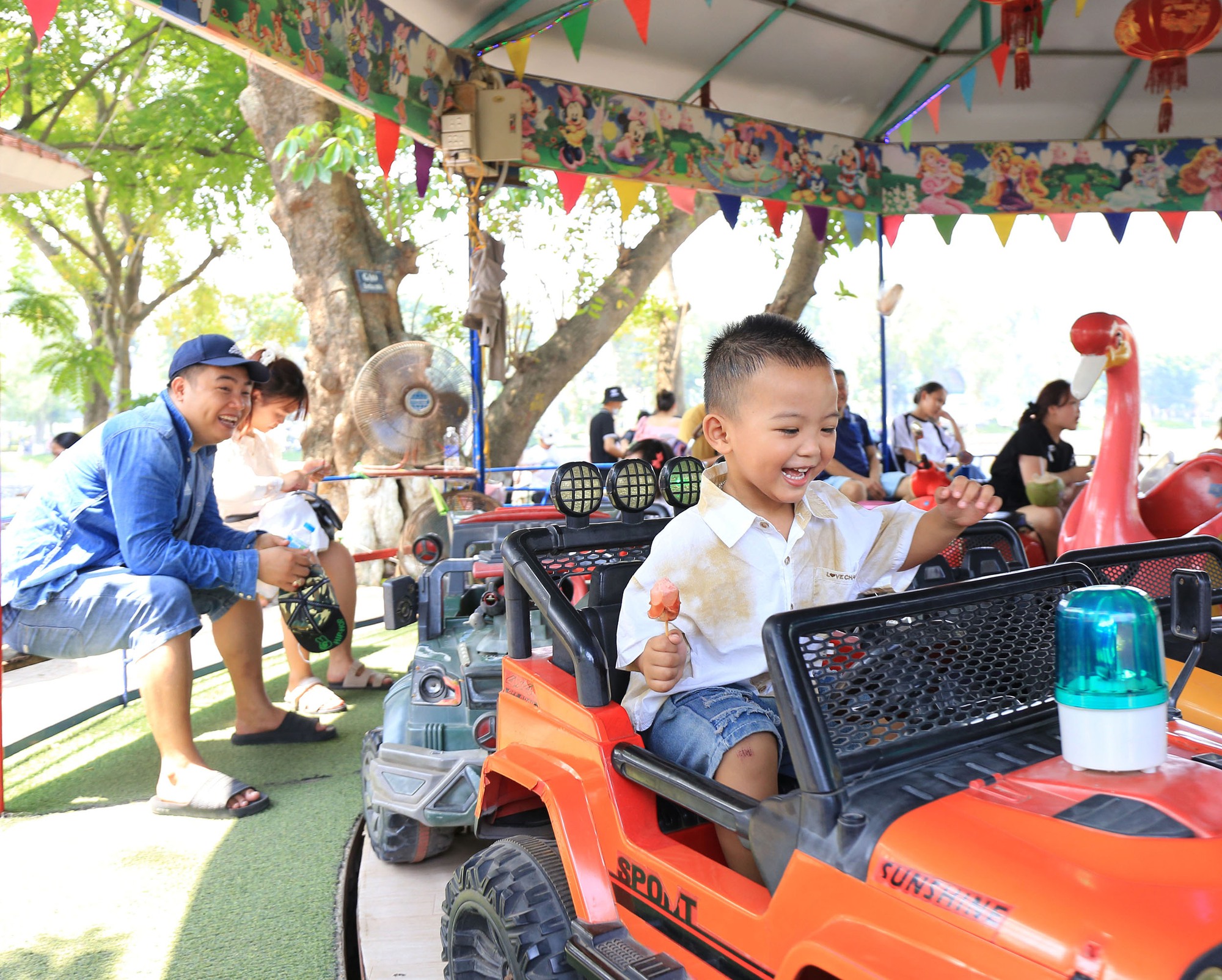 Vườn thú Hà Nội đông nghịt người đến tham quan trong ngày thứ 3 của kỳ nghỉ lễ 30/4 - 1/5- Ảnh 19.
