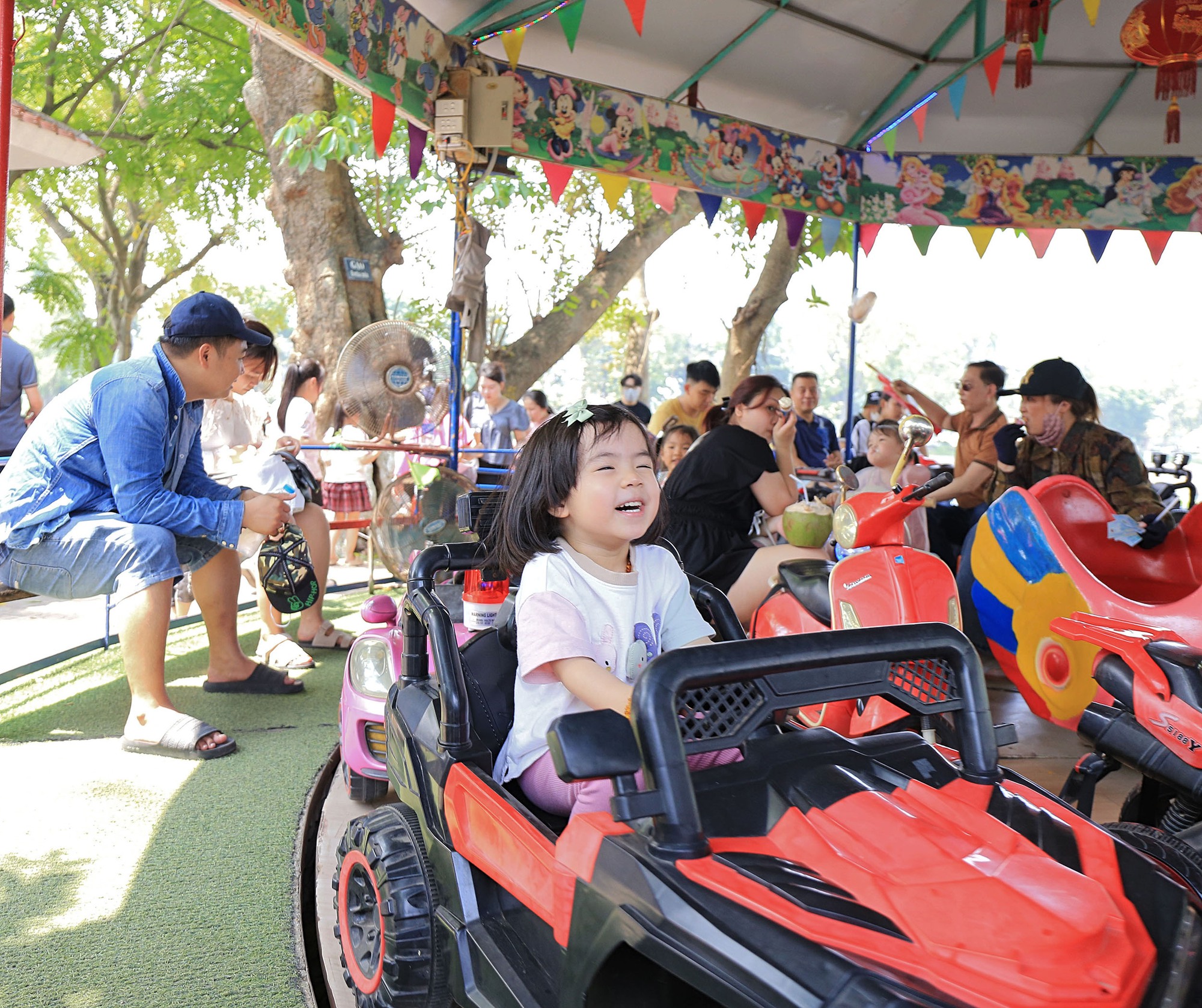 Vườn thú Hà Nội đông nghịt người đến tham quan trong ngày thứ 3 của kỳ nghỉ lễ 30/4 - 1/5- Ảnh 20.