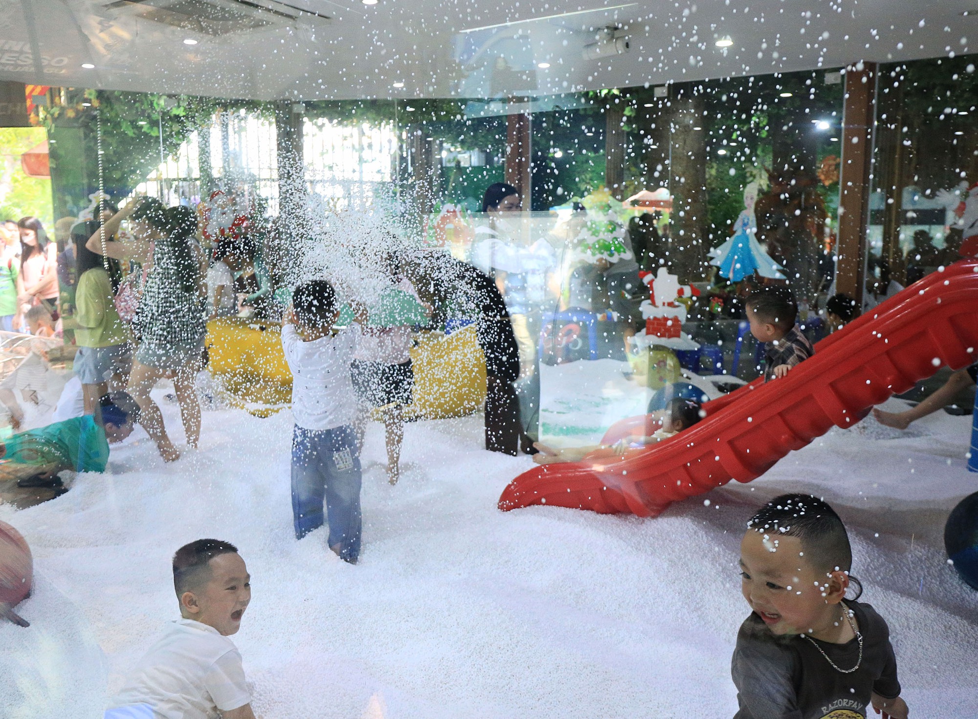 Vườn thú Hà Nội đông nghịt người đến tham quan trong ngày thứ 3 của kỳ nghỉ lễ 30/4 - 1/5- Ảnh 18.