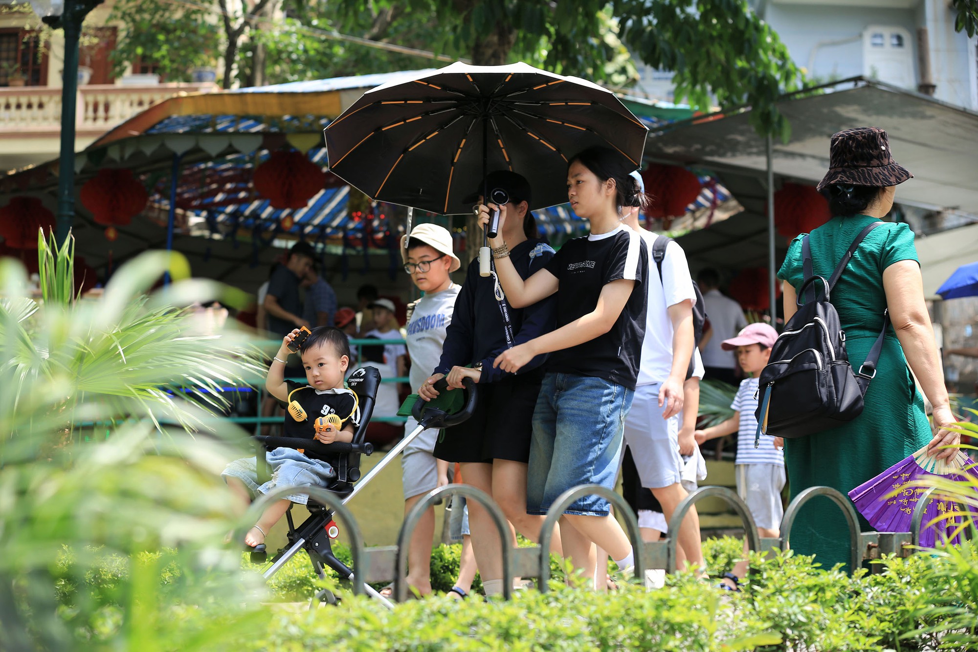 Vườn thú Hà Nội đông nghịt người đến tham quan trong ngày thứ 3 của kỳ nghỉ lễ 30/4 - 1/5- Ảnh 14.