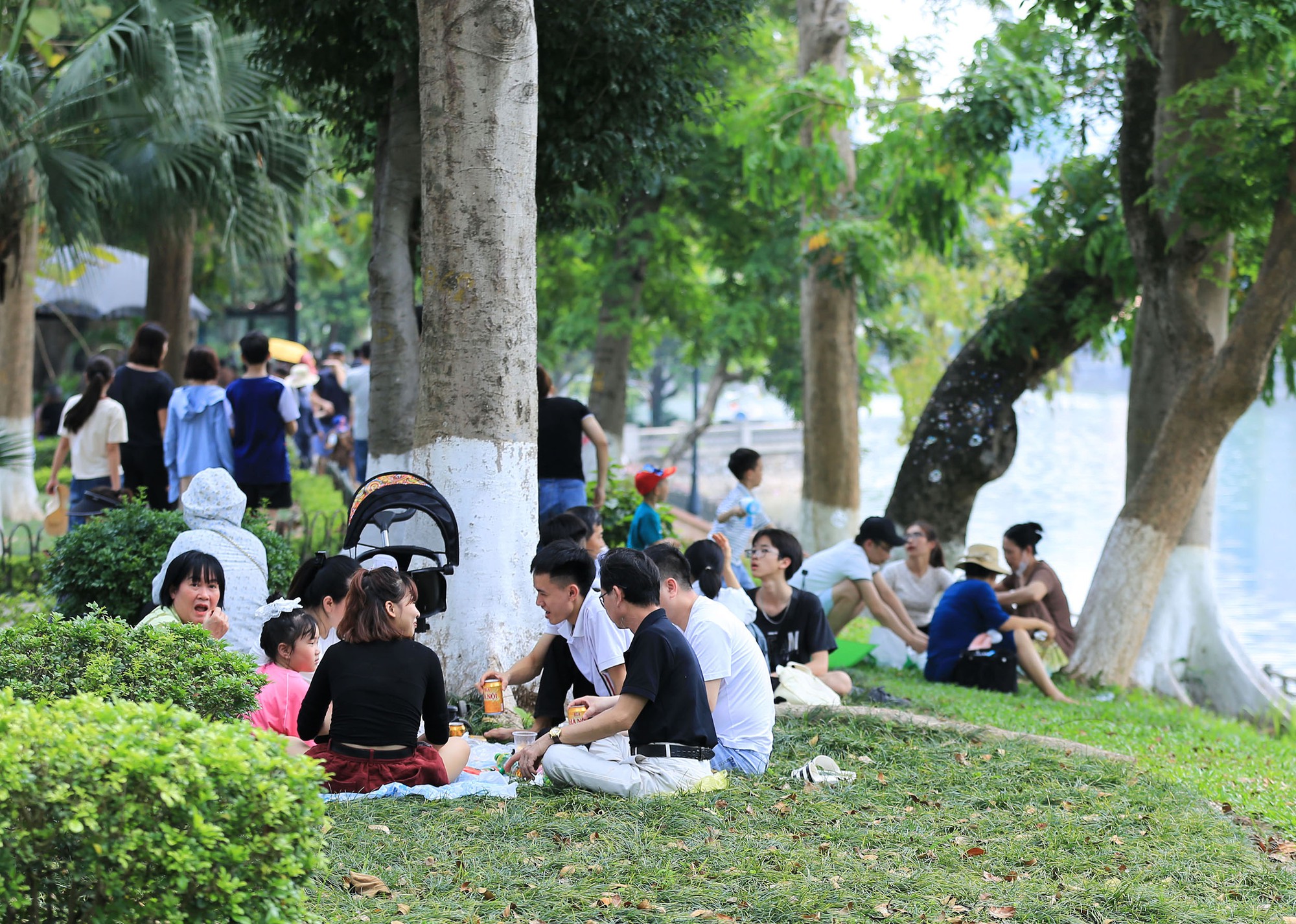 Vườn thú Hà Nội đông nghịt người đến tham quan trong ngày thứ 3 của kỳ nghỉ lễ 30/4 - 1/5- Ảnh 24.