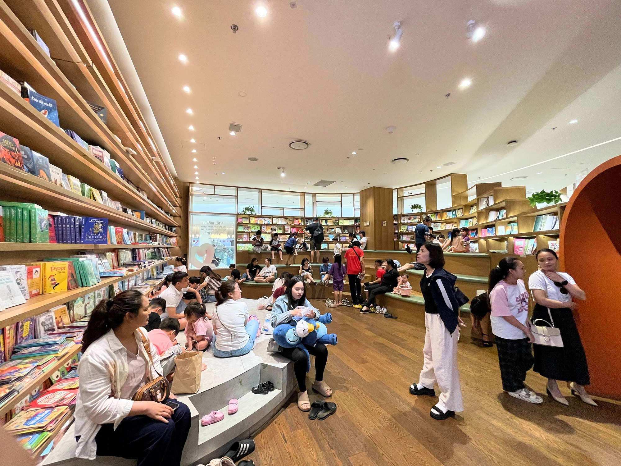 H&agrave; Nội: Người d&acirc;n đổ đến c&aacute;c Trung t&acirc;m Thương mại để tr&aacute;nh nắng 33&deg;C trong kỳ nghỉ lễ 30/4 - 1/5- Ảnh 7.