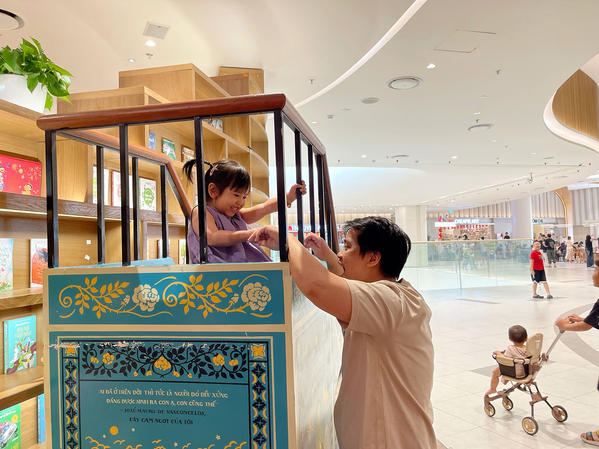 H&agrave; Nội: Người d&acirc;n đổ đến c&aacute;c Trung t&acirc;m Thương mại để tr&aacute;nh nắng 33&deg;C trong kỳ nghỉ lễ 30/4 - 1/5- Ảnh 8.