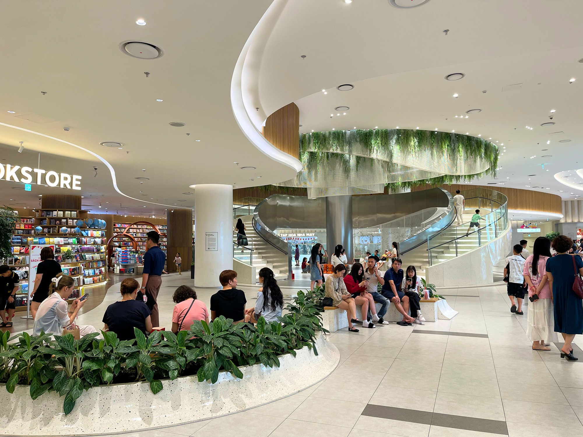 H&agrave; Nội: Người d&acirc;n đổ đến c&aacute;c Trung t&acirc;m Thương mại để tr&aacute;nh nắng 33&deg;C trong kỳ nghỉ lễ 30/4 - 1/5- Ảnh 16.