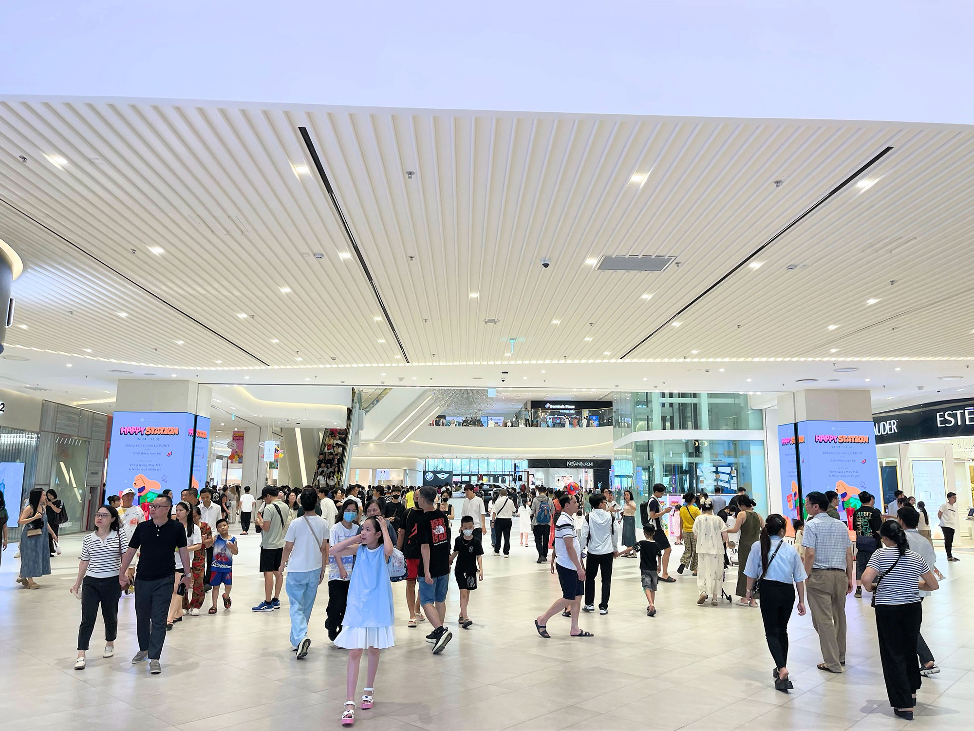 H&agrave; Nội: Người d&acirc;n đổ đến c&aacute;c Trung t&acirc;m Thương mại để tr&aacute;nh nắng 33&deg;C trong kỳ nghỉ lễ 30/4 - 1/5- Ảnh 2.