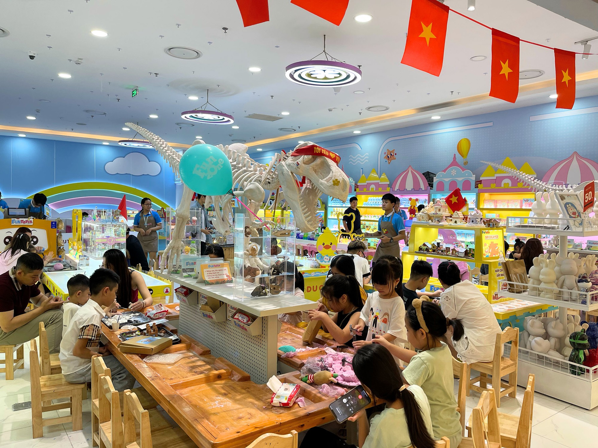 H&agrave; Nội: Người d&acirc;n đổ đến c&aacute;c Trung t&acirc;m Thương mại để tr&aacute;nh nắng 33&deg;C trong kỳ nghỉ lễ 30/4 - 1/5- Ảnh 3.