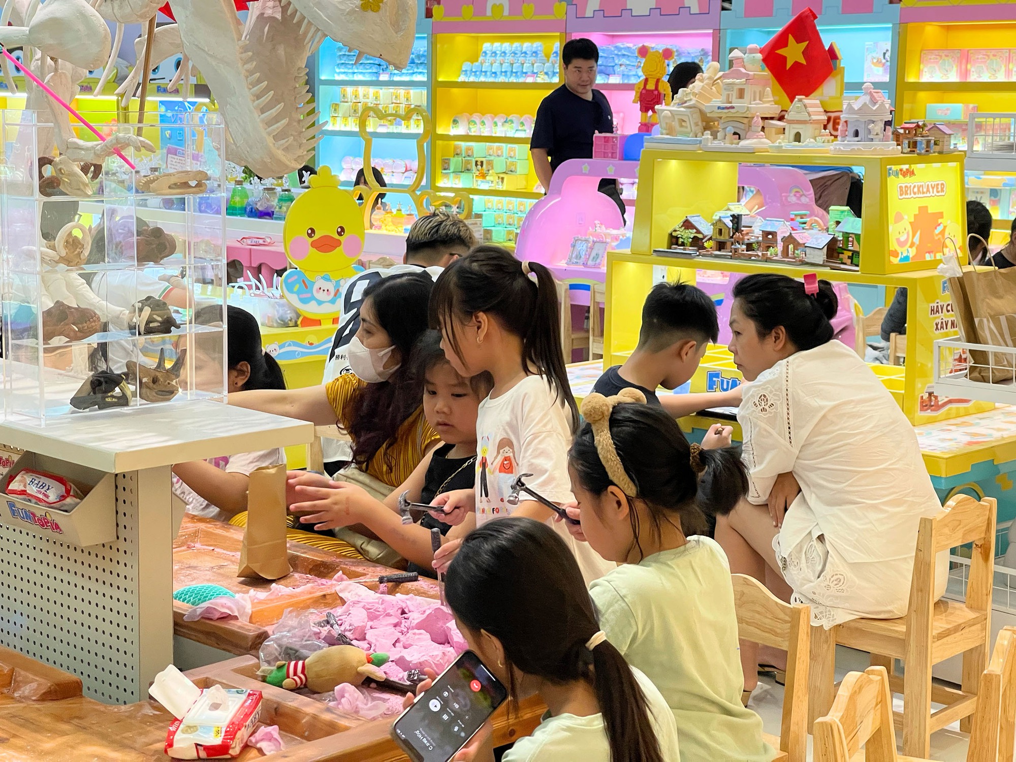 H&agrave; Nội: Người d&acirc;n đổ đến c&aacute;c Trung t&acirc;m Thương mại để tr&aacute;nh nắng 33&deg;C trong kỳ nghỉ lễ 30/4 - 1/5- Ảnh 4.