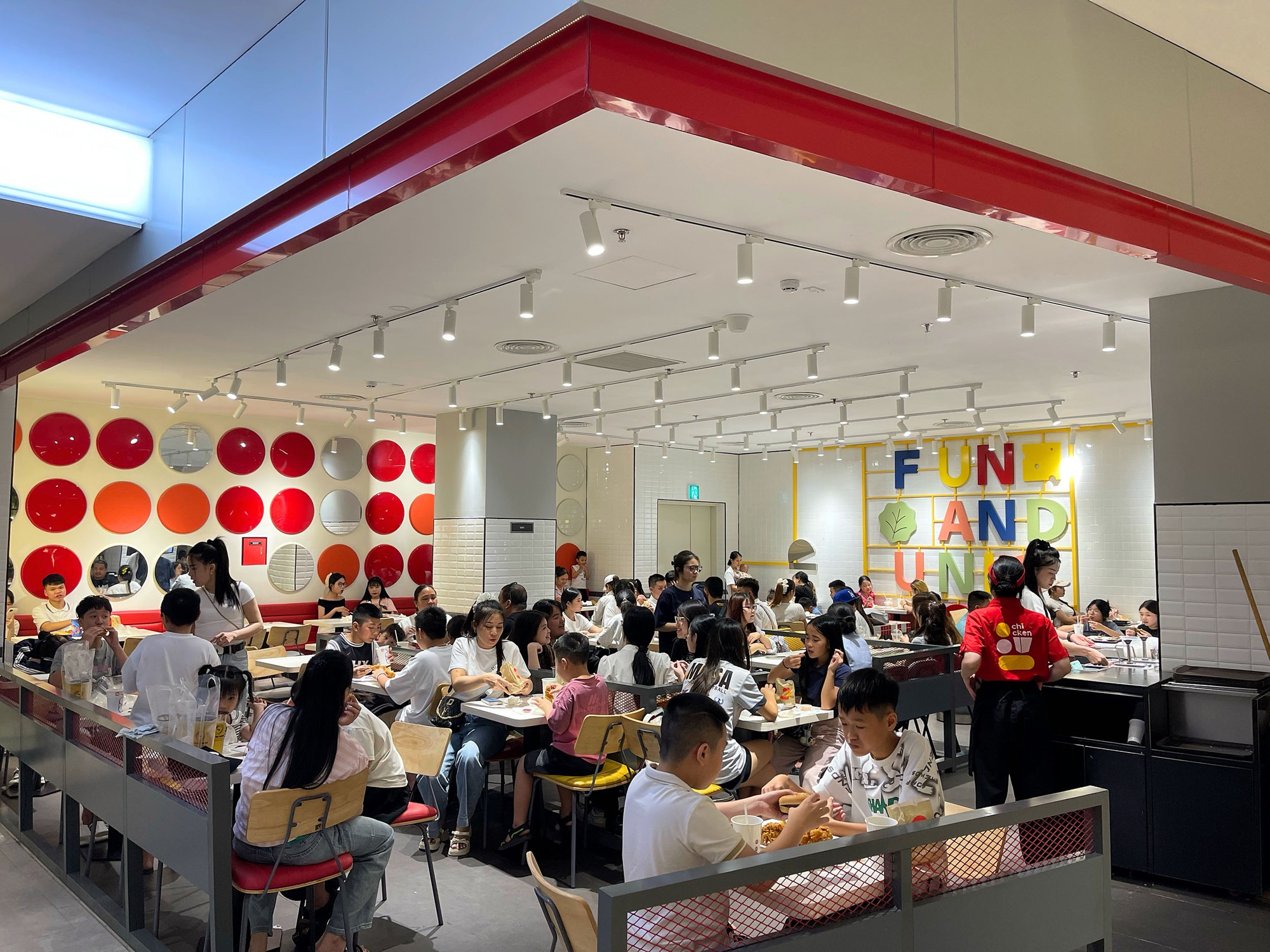 H&agrave; Nội: Người d&acirc;n đổ đến c&aacute;c Trung t&acirc;m Thương mại để tr&aacute;nh nắng 33&deg;C trong kỳ nghỉ lễ 30/4 - 1/5- Ảnh 11.