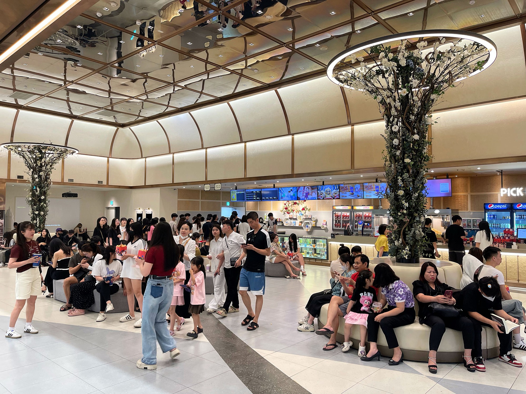 H&agrave; Nội: Người d&acirc;n đổ đến c&aacute;c Trung t&acirc;m Thương mại để tr&aacute;nh nắng 33&deg;C trong kỳ nghỉ lễ 30/4 - 1/5- Ảnh 17.