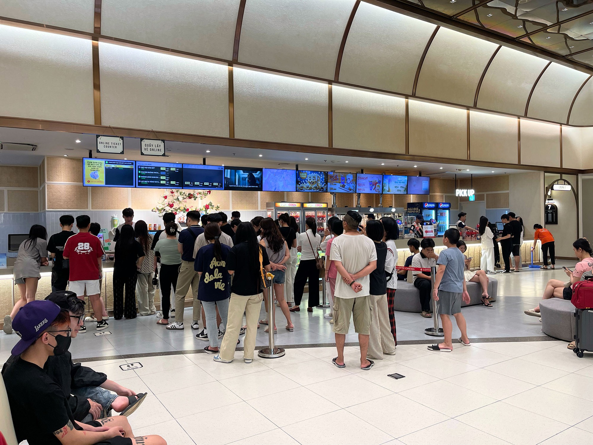 H&agrave; Nội: Người d&acirc;n đổ đến c&aacute;c Trung t&acirc;m Thương mại để tr&aacute;nh nắng 33&deg;C trong kỳ nghỉ lễ 30/4 - 1/5- Ảnh 9.