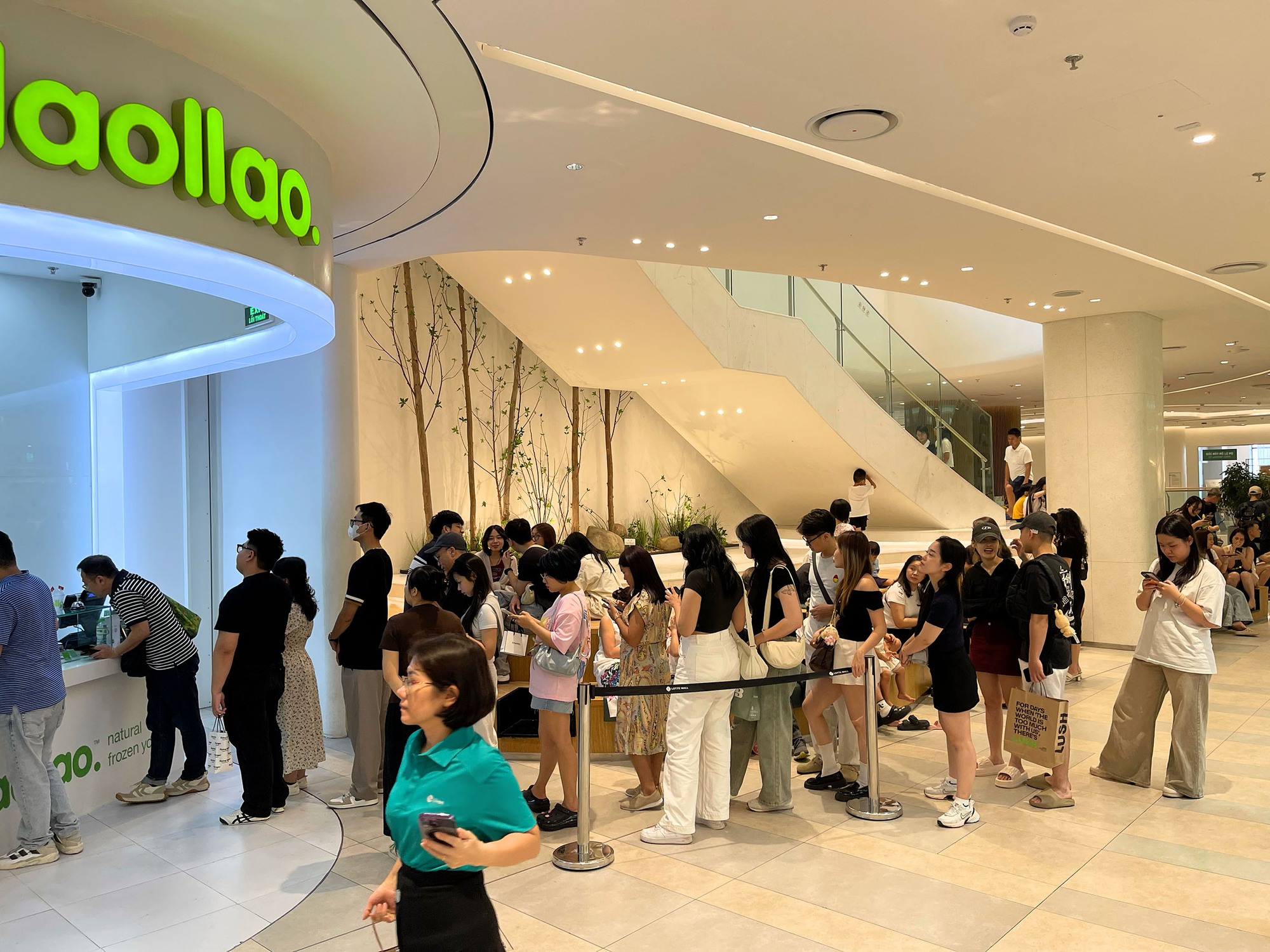 H&agrave; Nội: Người d&acirc;n đổ đến c&aacute;c Trung t&acirc;m Thương mại để tr&aacute;nh nắng 33&deg;C trong kỳ nghỉ lễ 30/4 - 1/5- Ảnh 10.