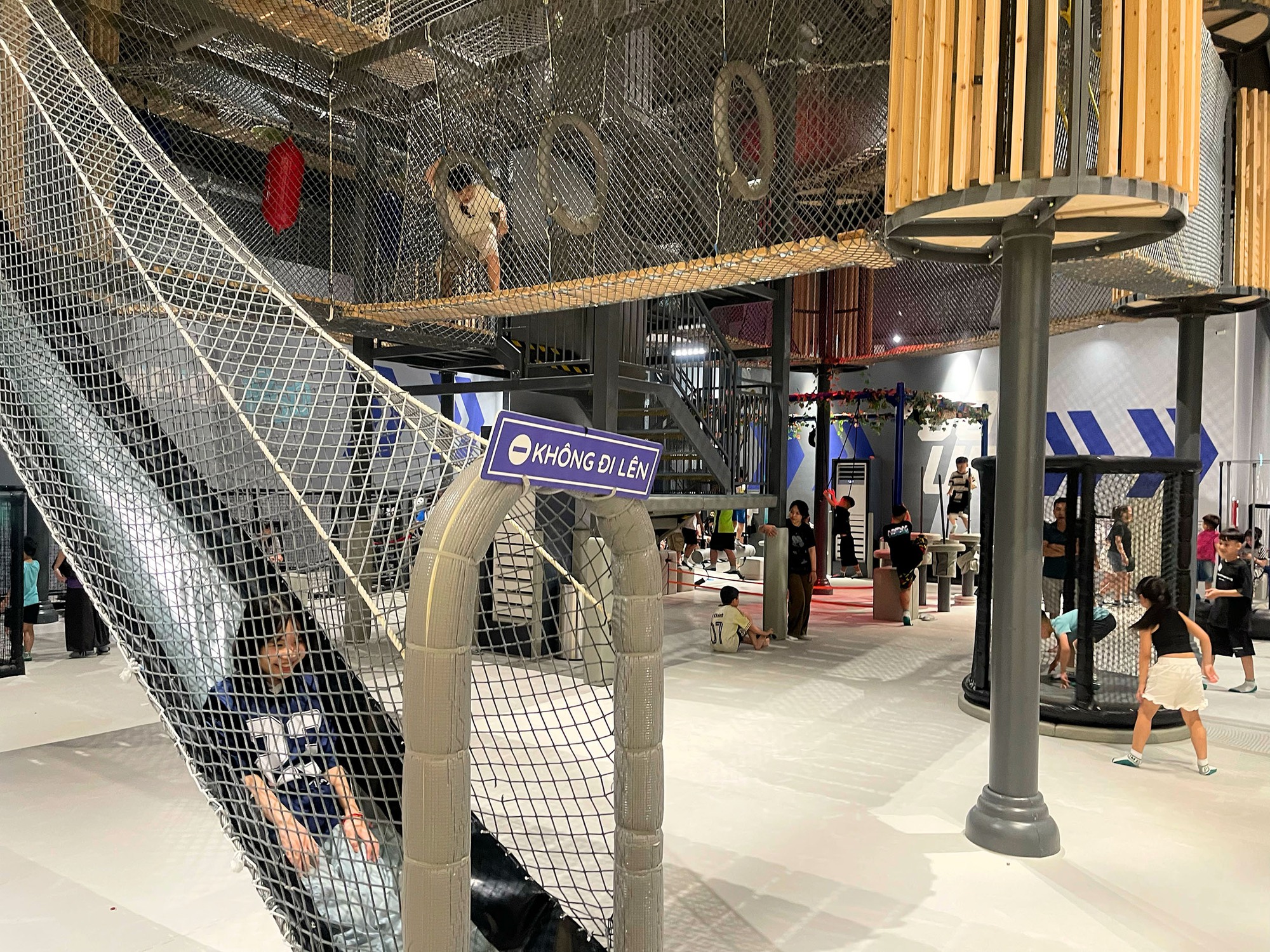 H&agrave; Nội: Người d&acirc;n đổ đến c&aacute;c Trung t&acirc;m Thương mại để tr&aacute;nh nắng 33&deg;C trong kỳ nghỉ lễ 30/4 - 1/5- Ảnh 5.