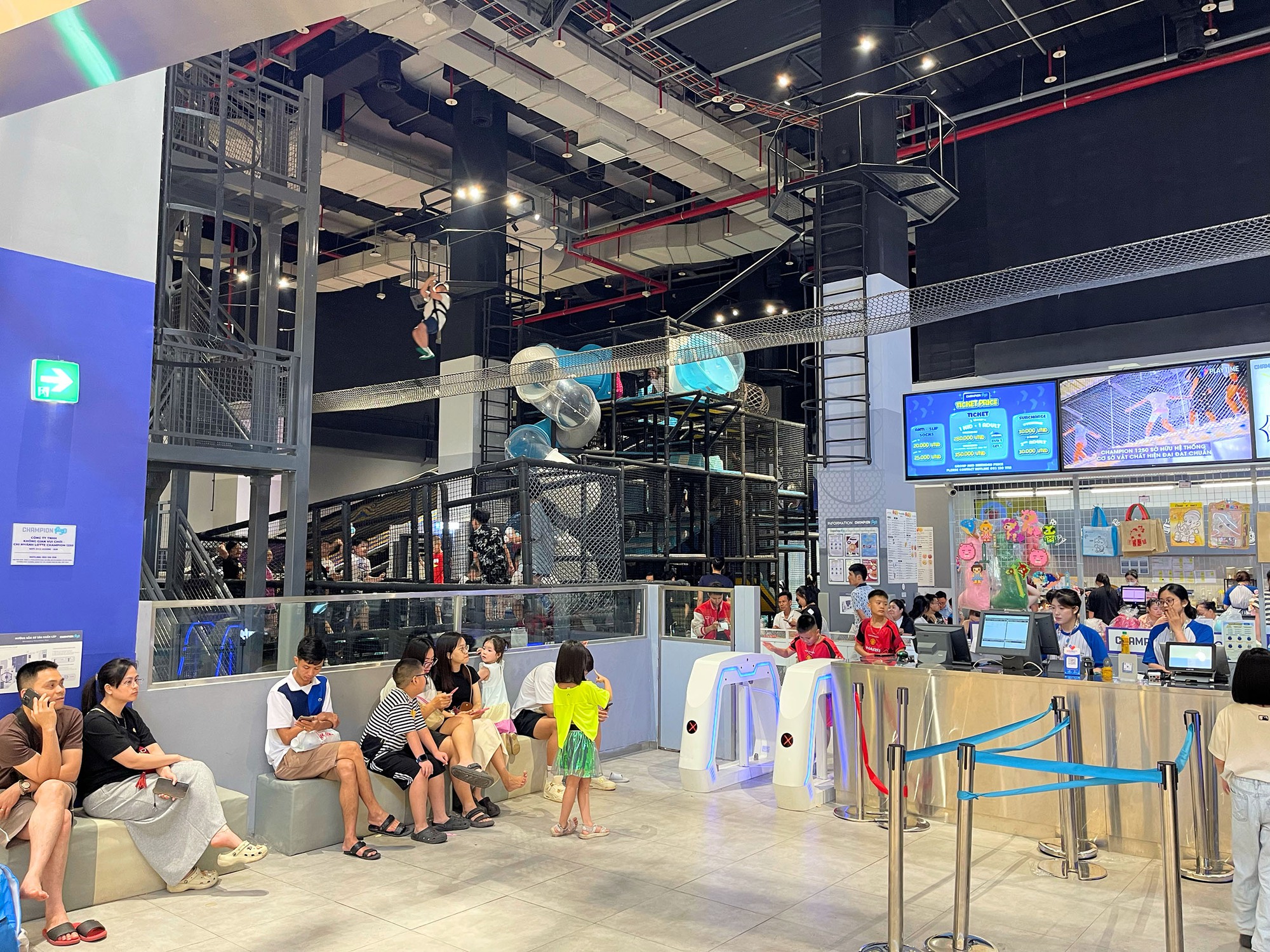 H&agrave; Nội: Người d&acirc;n đổ đến c&aacute;c Trung t&acirc;m Thương mại để tr&aacute;nh nắng 33&deg;C trong kỳ nghỉ lễ 30/4 - 1/5- Ảnh 6.