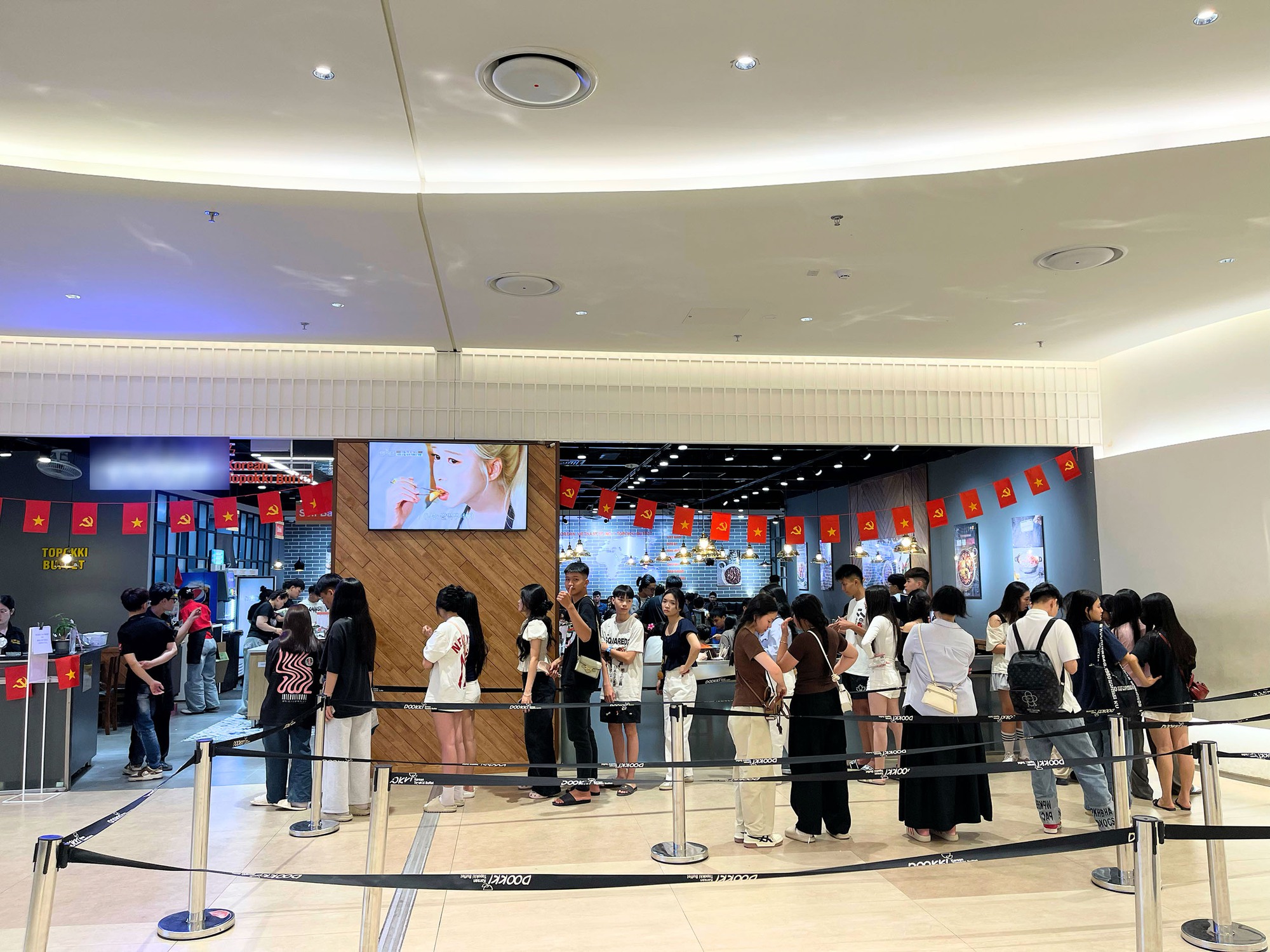 H&agrave; Nội: Người d&acirc;n đổ đến c&aacute;c Trung t&acirc;m Thương mại để tr&aacute;nh nắng 33&deg;C trong kỳ nghỉ lễ 30/4 - 1/5- Ảnh 13.