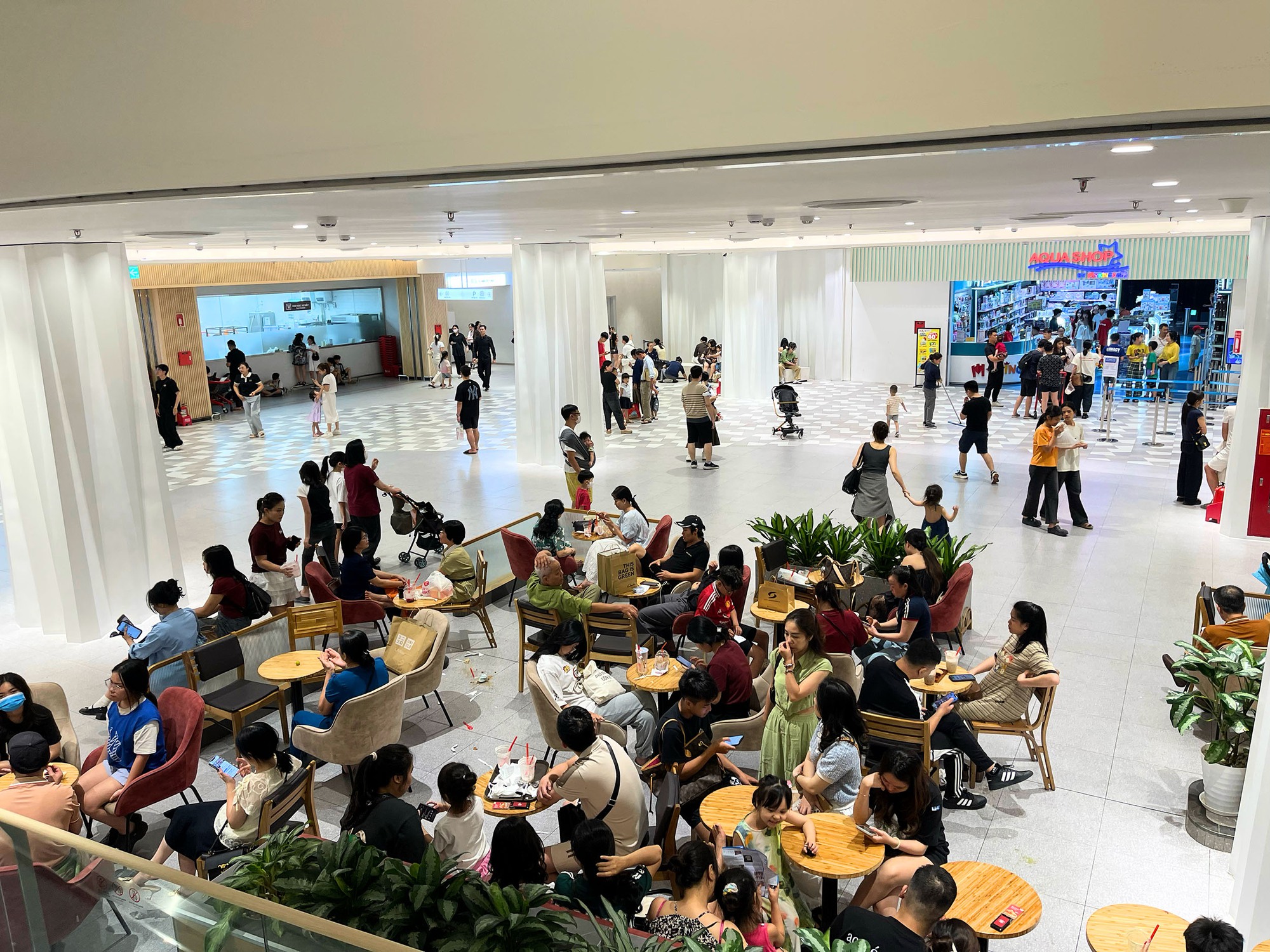 H&agrave; Nội: Người d&acirc;n đổ đến c&aacute;c Trung t&acirc;m Thương mại để tr&aacute;nh nắng 33&deg;C trong kỳ nghỉ lễ 30/4 - 1/5- Ảnh 12.