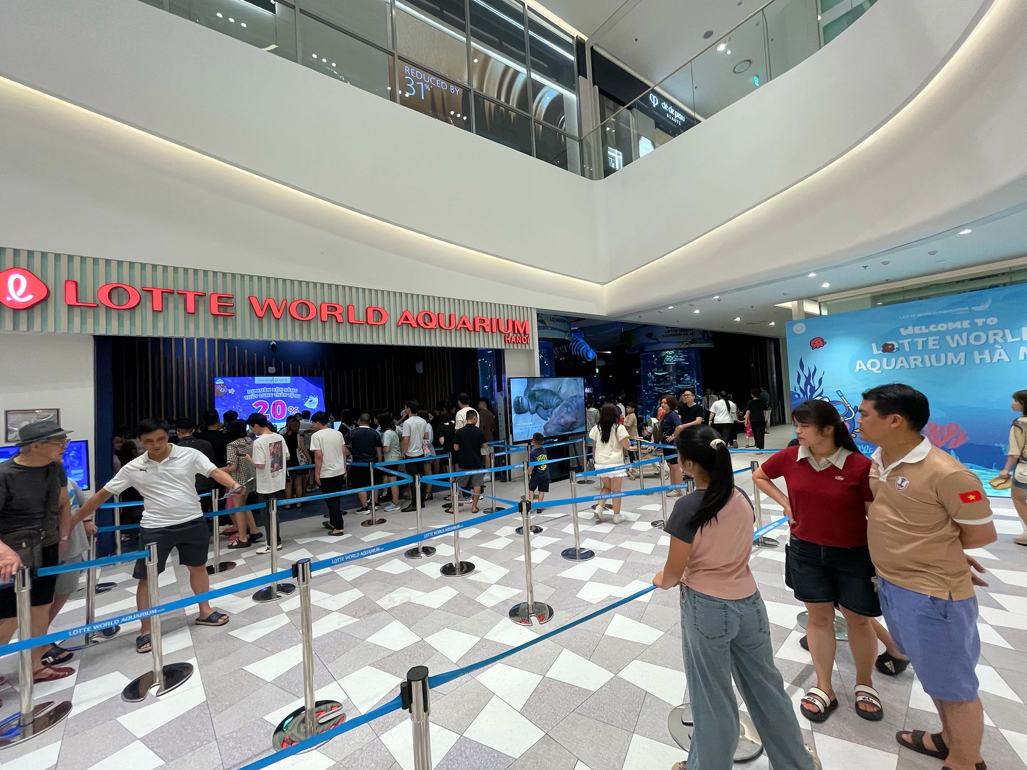 H&agrave; Nội: Người d&acirc;n đổ đến c&aacute;c Trung t&acirc;m Thương mại để tr&aacute;nh nắng 33&deg;C trong kỳ nghỉ lễ 30/4 - 1/5- Ảnh 14.