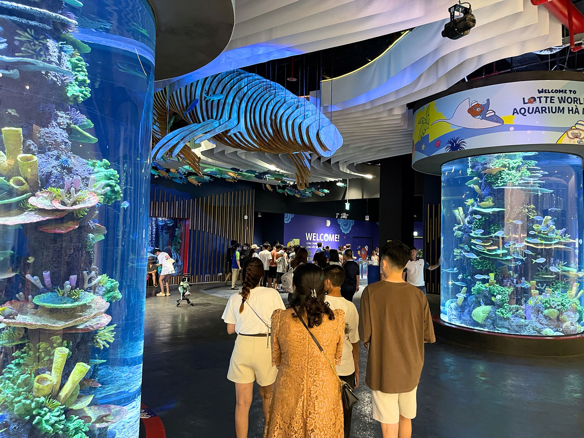 H&agrave; Nội: Người d&acirc;n đổ đến c&aacute;c Trung t&acirc;m Thương mại để tr&aacute;nh nắng 33&deg;C trong kỳ nghỉ lễ 30/4 - 1/5- Ảnh 15.