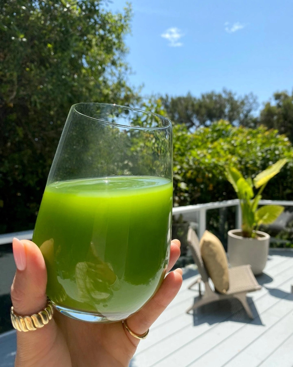Gái 4 con Miranda Kerr tuổi 42 da mướt collagen nhờ mỗi sáng uống cả lít 